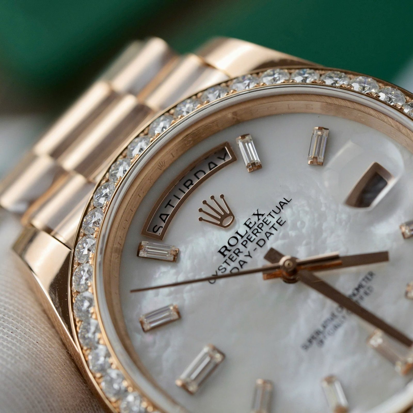 Rolex Day-Date 228345RBR-0026 MOP Baguette Dial 18K Rose Gold Wrapped Moissanite Bezel GMF V3 Best Replica 40mm - 图片 5