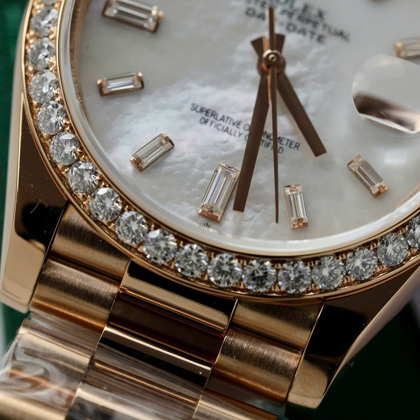 Rolex Day-Date 228345RBR-0026 MOP Baguette Dial 18K Rose Gold Wrapped Moissanite Bezel GMF V3 Best Replica 40mm - 图片 7