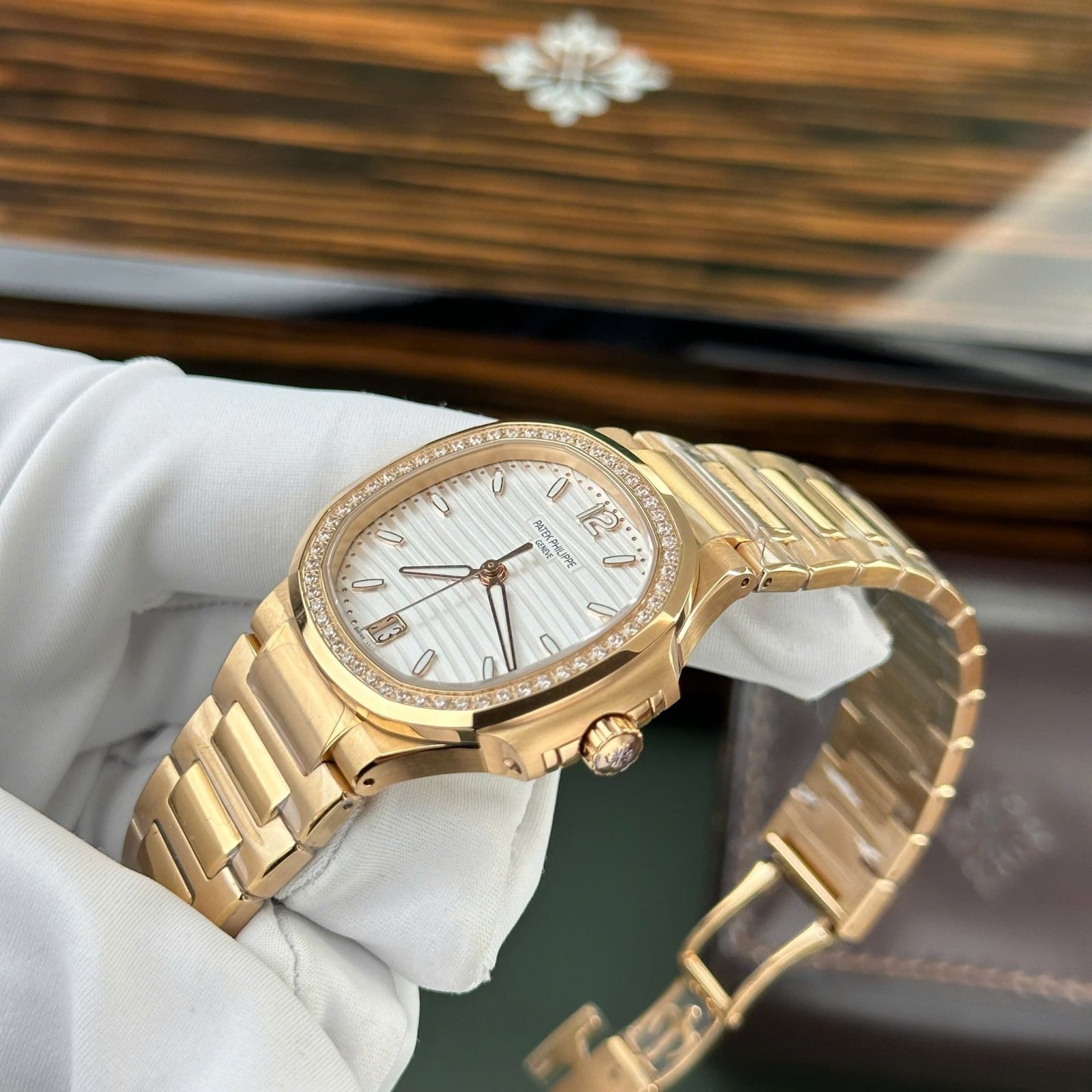 Patek Philippe Nautilus 7118/1200R-001 Rose Gold White Dial Diamond Bezel Best Replica 3KF 35.2mm - 图片 3