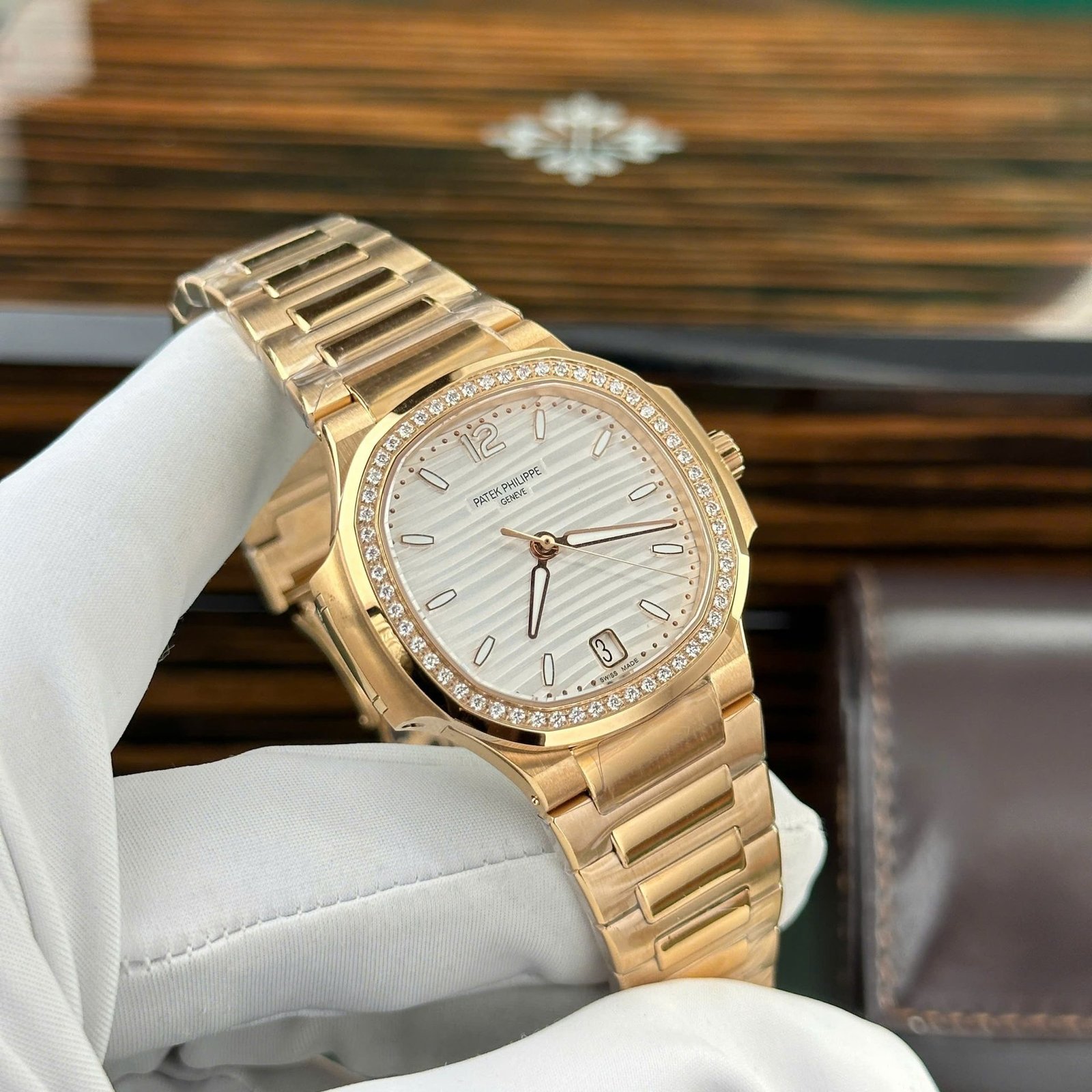 Patek Philippe Nautilus 7118/1200R-001 Rose Gold White Dial Diamond Bezel Best Replica 3KF 35.2mm - 图片 4
