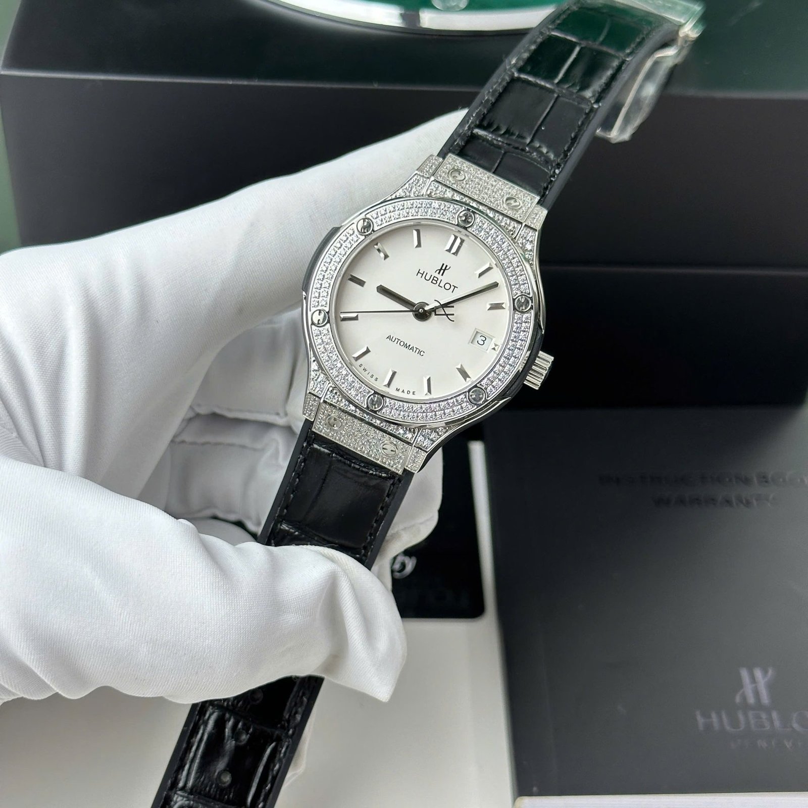 Hublot Classic Fusion Titanium Diamond Pavé White Dial Black Leather Strap Replica 38mm - 图片 2
