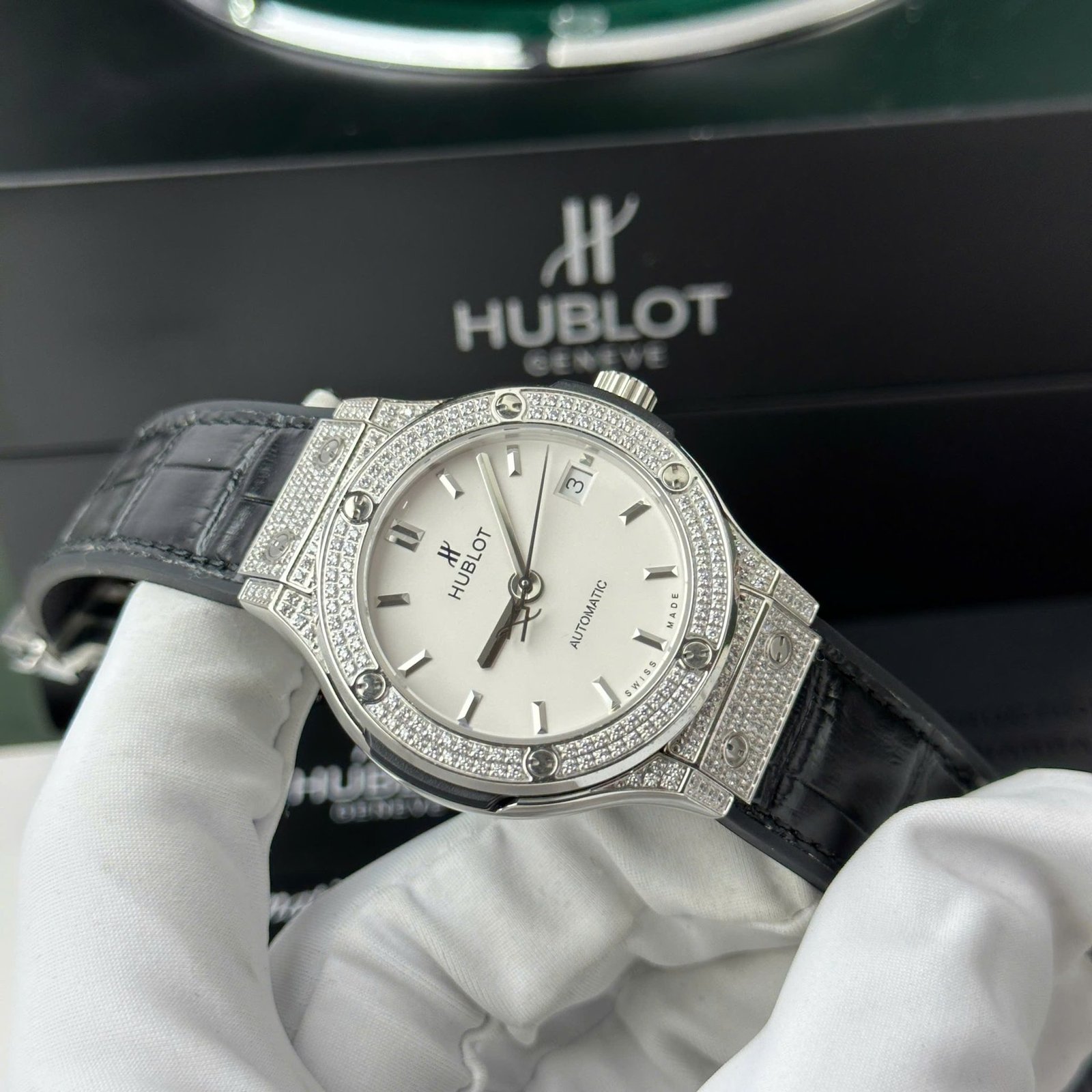 Hublot Classic Fusion Titanium Diamond Pavé White Dial Black Leather Strap Replica 38mm - 图片 3