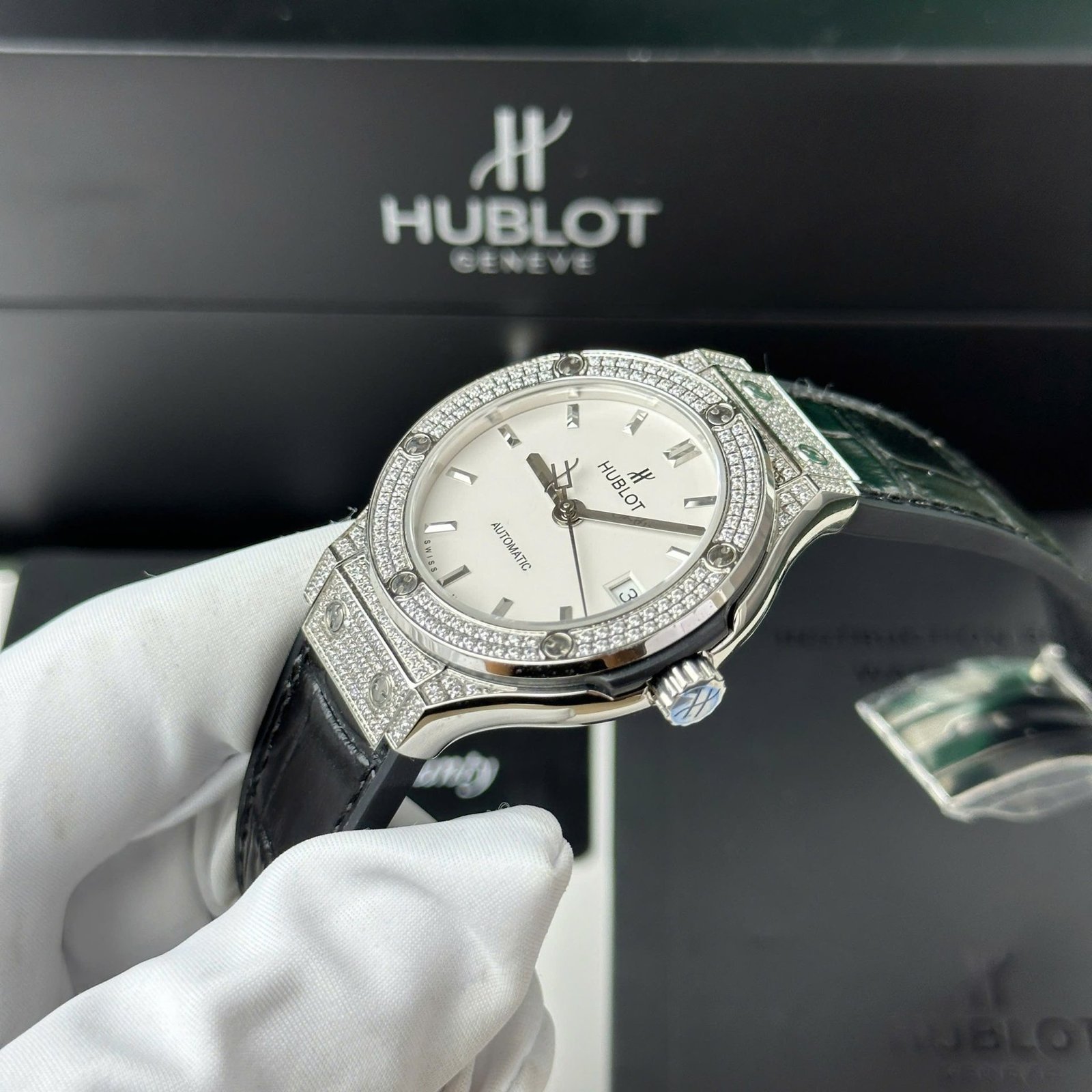 Hublot Classic Fusion Titanium Diamond Pavé White Dial Black Leather Strap Replica 38mm - 图片 4