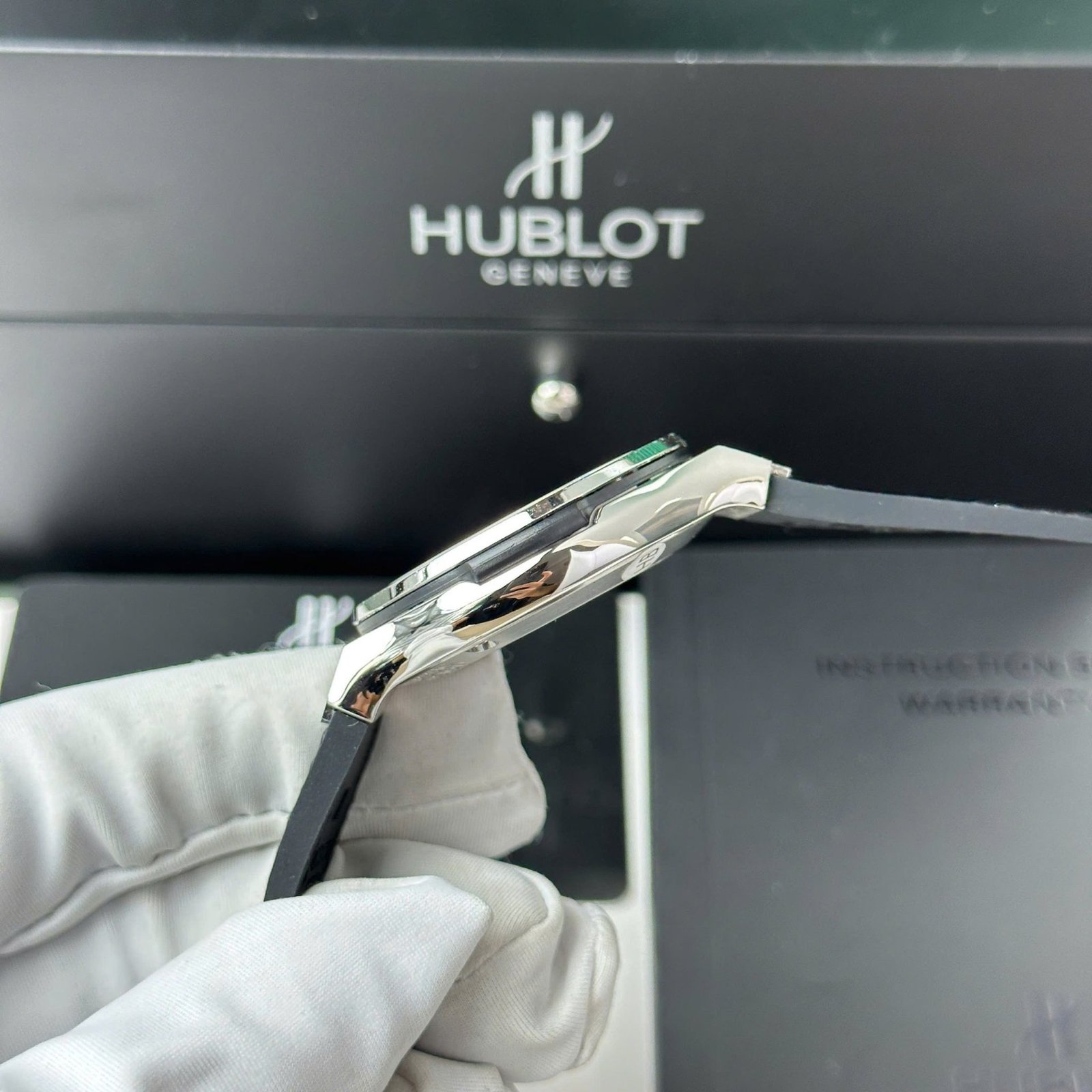 Hublot Classic Fusion Titanium Diamond Pavé White Dial Black Leather Strap Replica 38mm - 图片 6