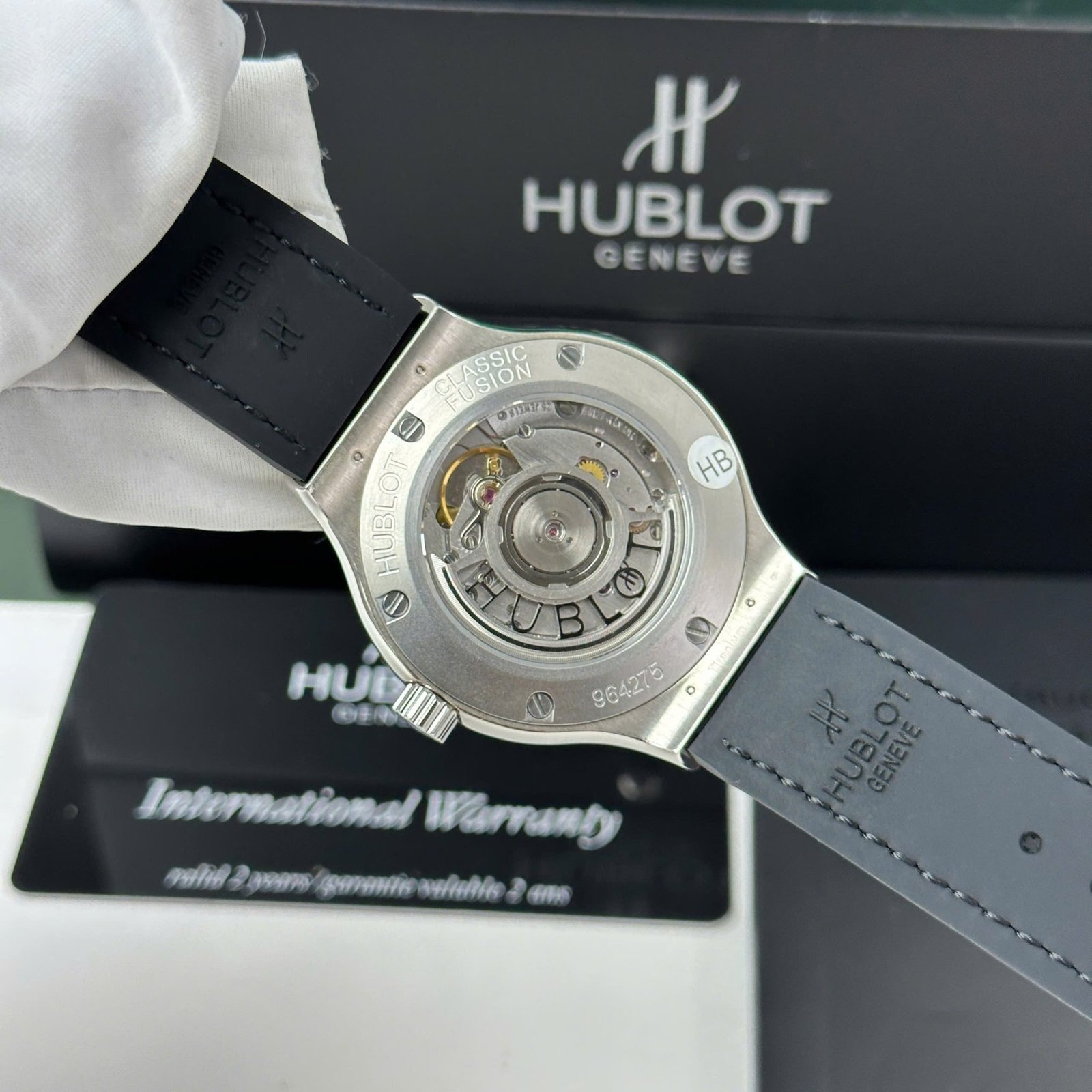 Hublot Classic Fusion Titanium Diamond Pavé White Dial Black Leather Strap Replica 38mm - 图片 7