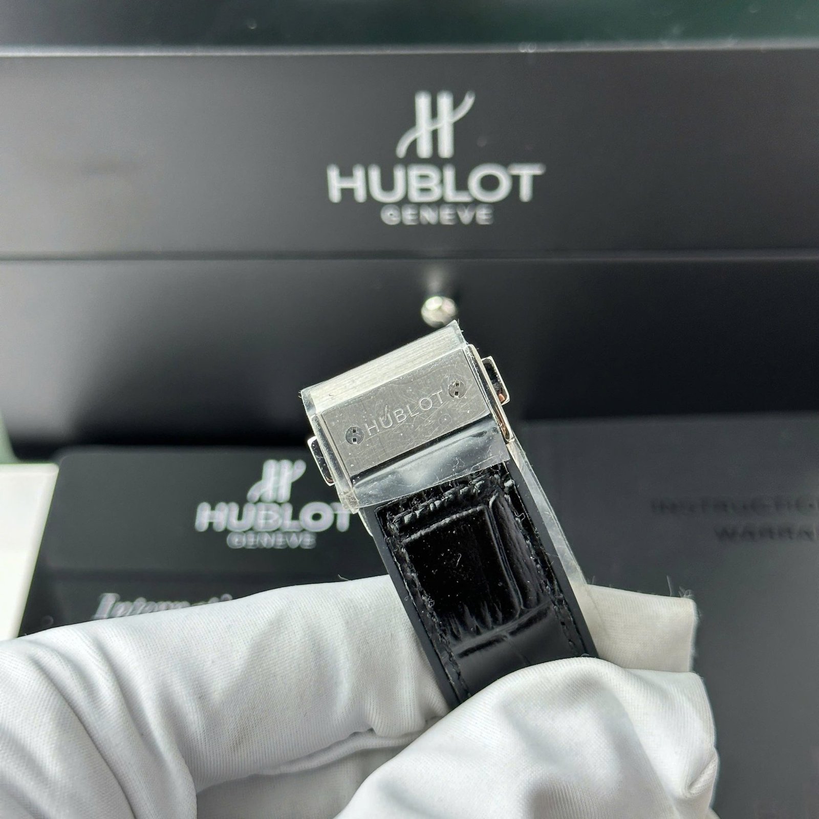 Hublot Classic Fusion Titanium Diamond Pavé White Dial Black Leather Strap Replica 38mm - 图片 8