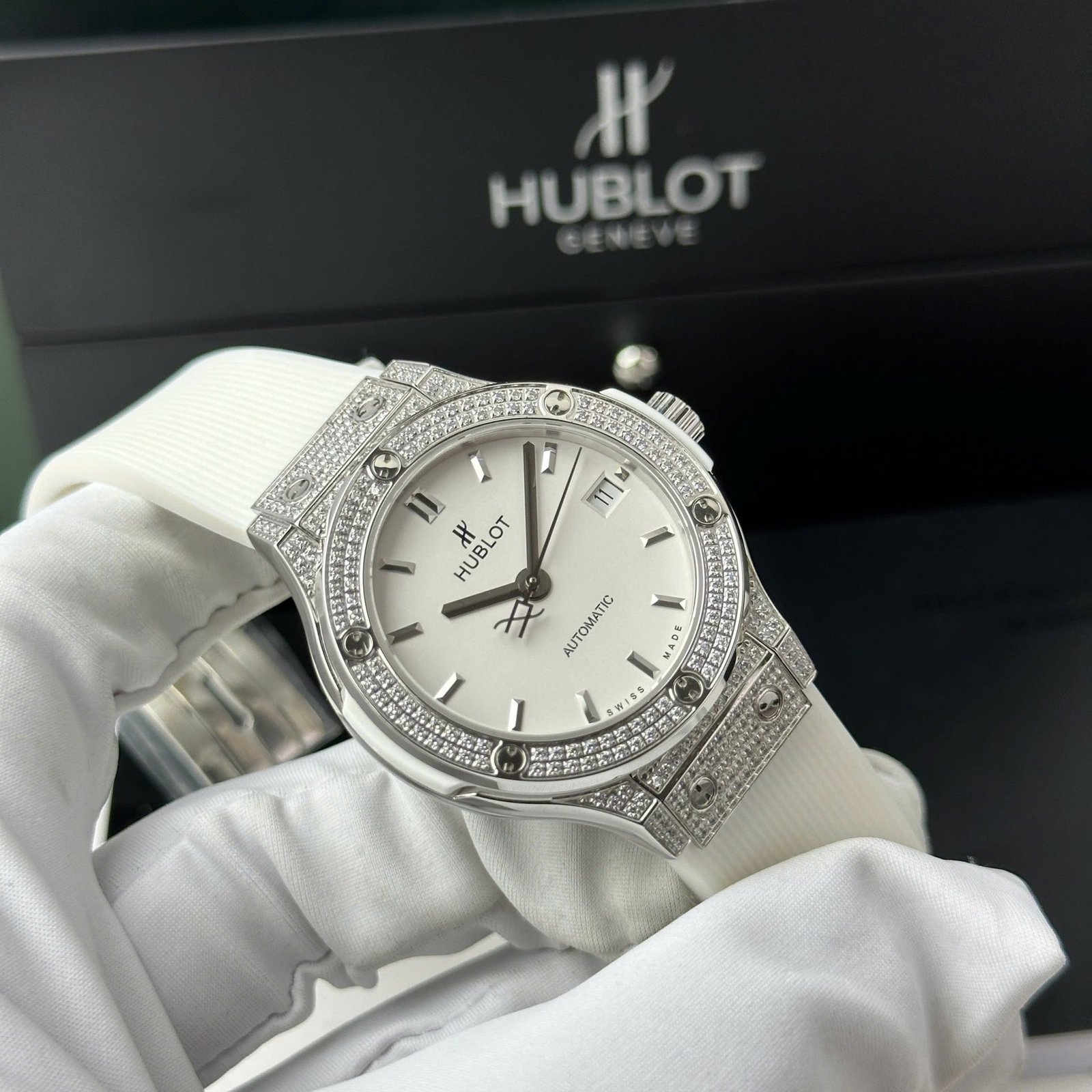 Hublot Classic Fusion Titanium Diamond Pavé White Dial Rubber Strap Replica 38mm - 图片 3