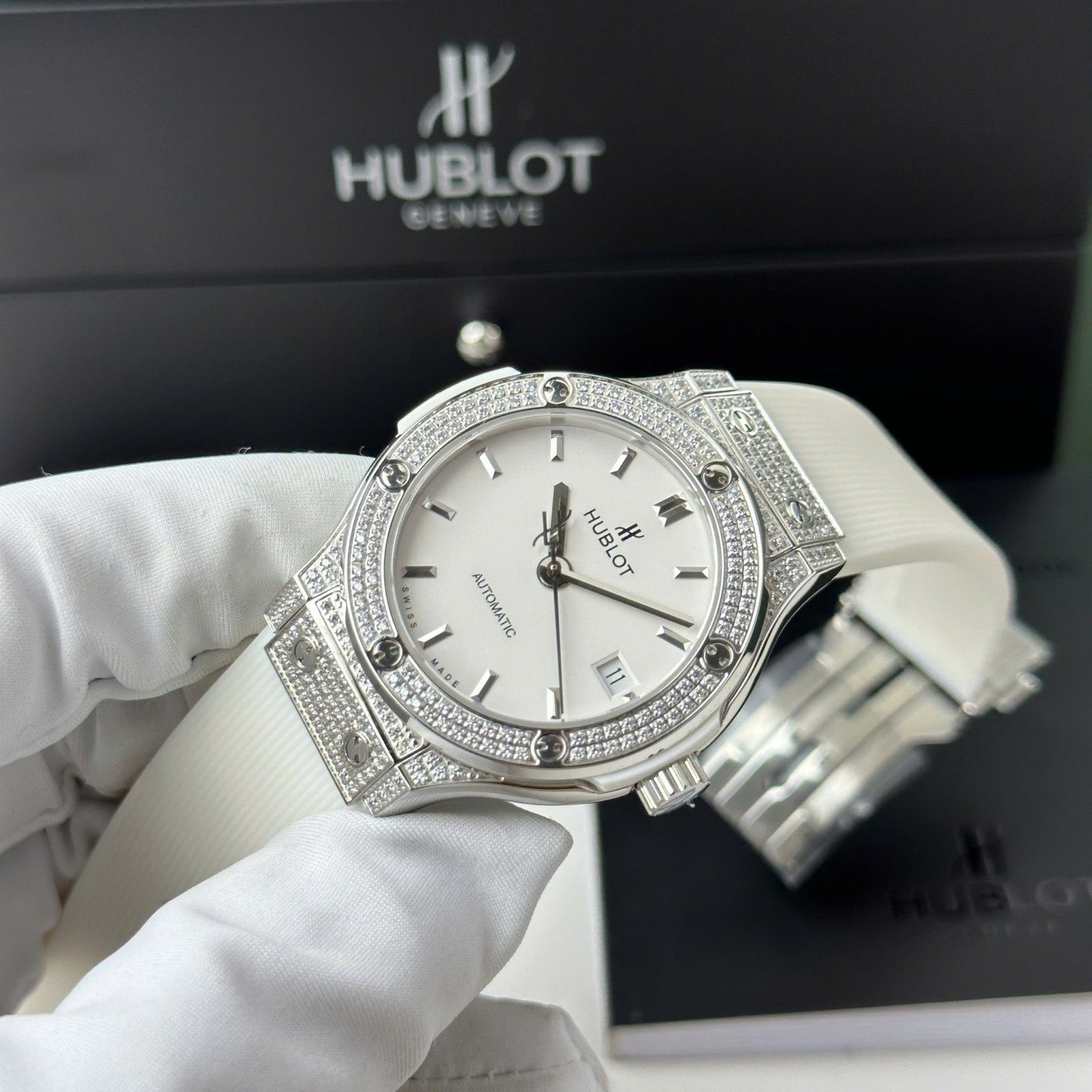 Hublot Classic Fusion Titanium Diamond Pavé White Dial Rubber Strap Replica 38mm - 图片 4