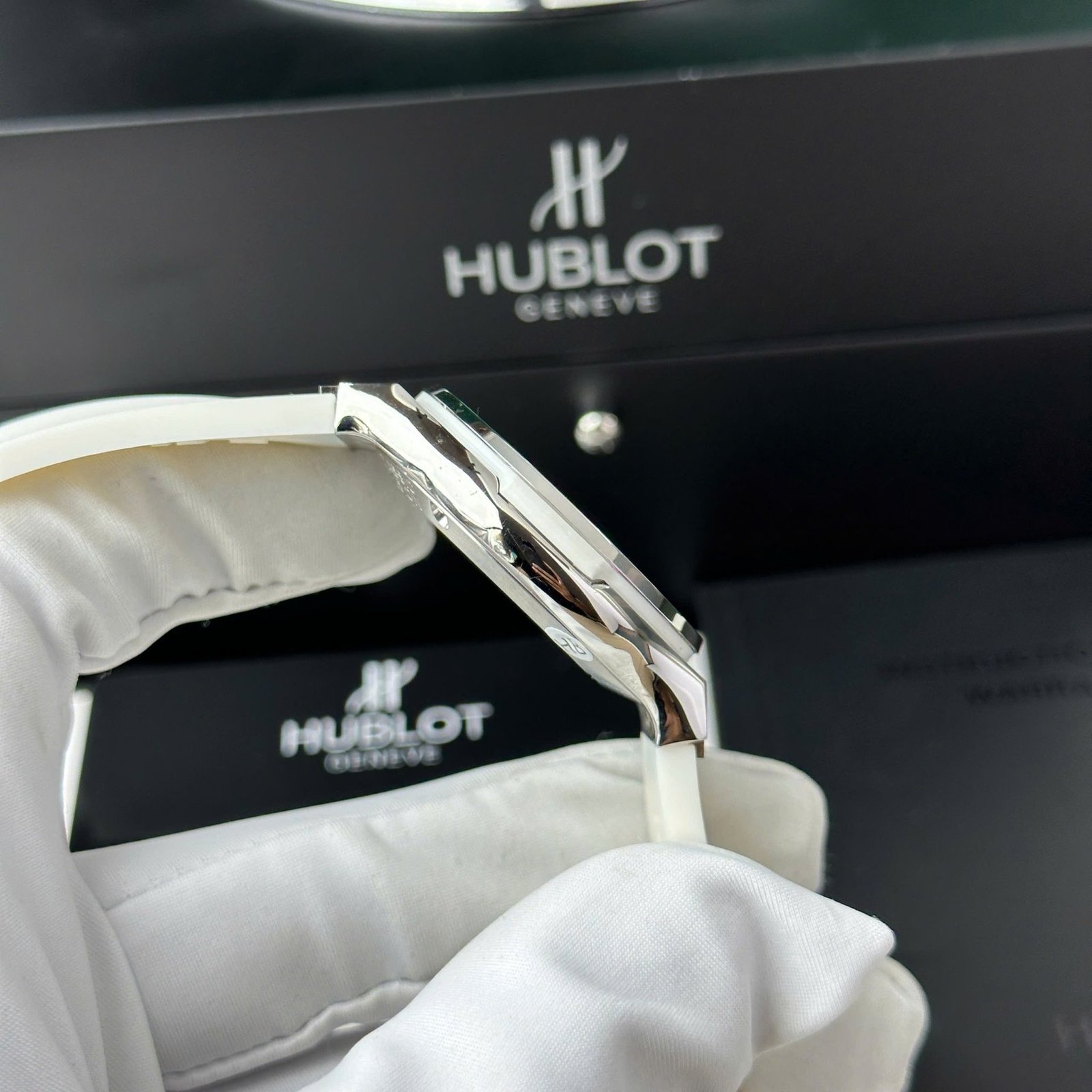 Hublot Classic Fusion Titanium Diamond Pavé White Dial Rubber Strap Replica 38mm - 图片 5