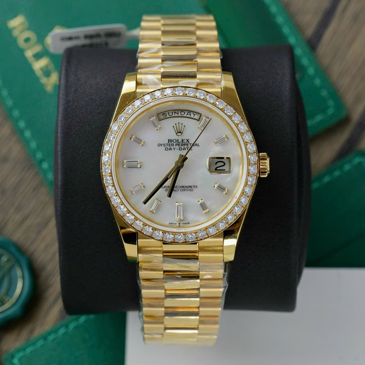 Rolex Day-Date 228348RBR-0046 MOP Baguette Moissanite Index Dial 18K Yellow Gold Wrapped Moissanite Bezel 1:1 Replica GMF V3 40mm - 图片 2