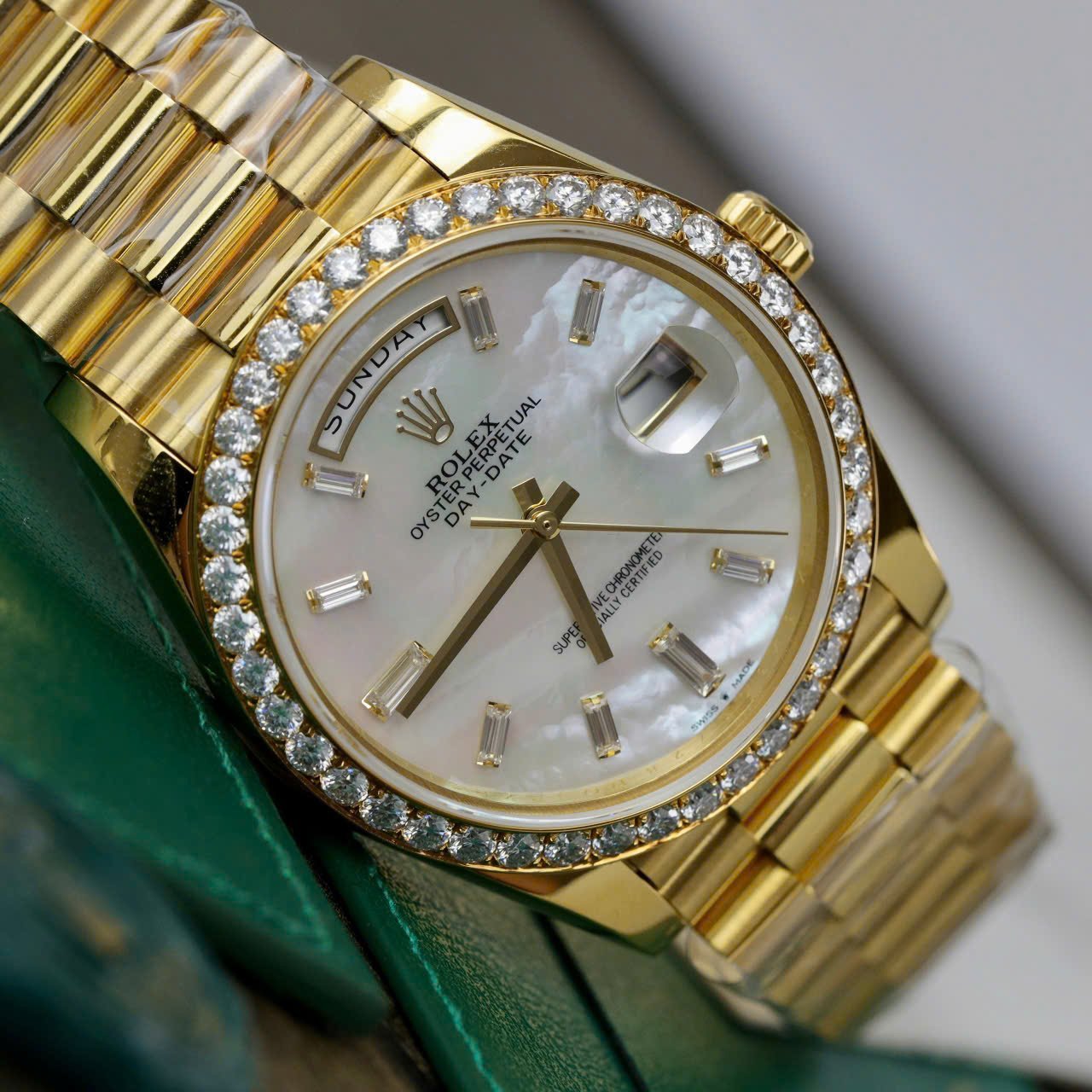 Rolex Day-Date 228348RBR-0046 MOP Baguette Moissanite Index Dial 18K Yellow Gold Wrapped Moissanite Bezel 1:1 Replica GMF V3 40mm - 图片 4