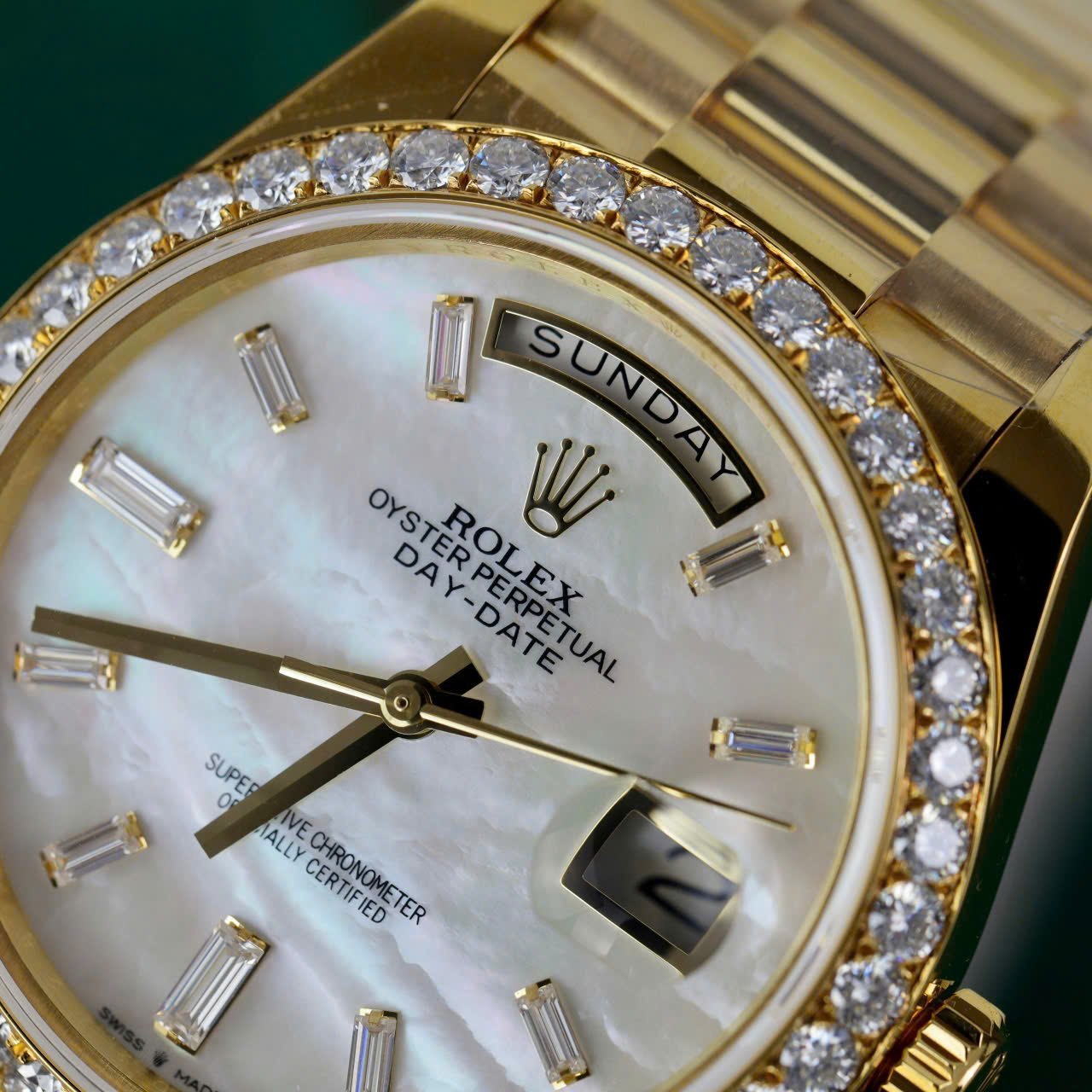 Rolex Day-Date 228348RBR-0046 MOP Baguette Moissanite Index Dial 18K Yellow Gold Wrapped Moissanite Bezel 1:1 Replica GMF V3 40mm - 图片 5