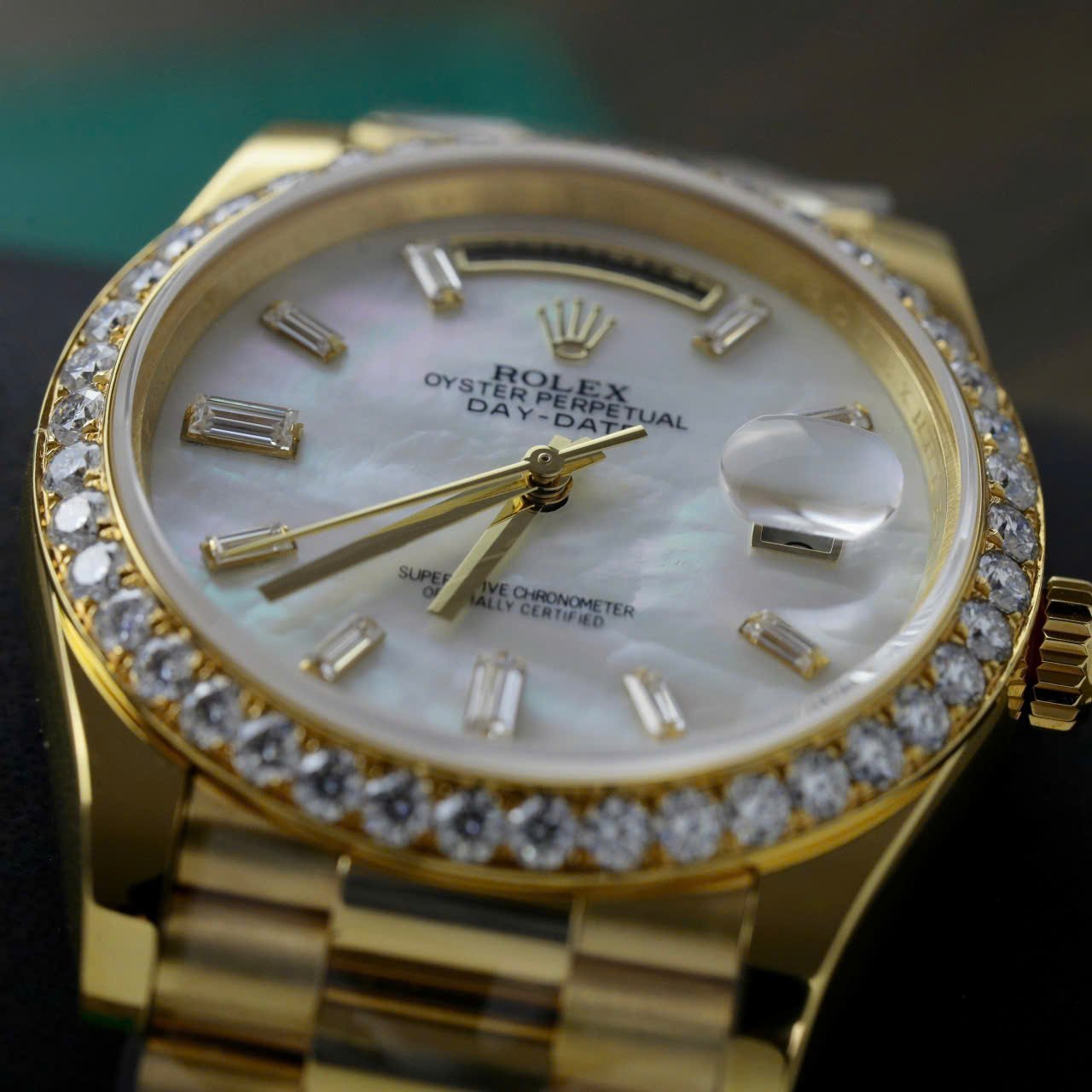 Rolex Day-Date 228348RBR-0046 MOP Baguette Moissanite Index Dial 18K Yellow Gold Wrapped Moissanite Bezel 1:1 Replica GMF V3 40mm - 图片 6