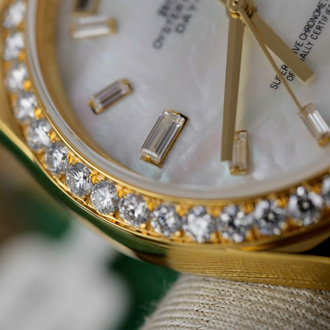 Rolex Day-Date 228348RBR-0046 MOP Baguette Moissanite Index Dial 18K Yellow Gold Wrapped Moissanite Bezel 1:1 Replica GMF V3 40mm - 图片 7