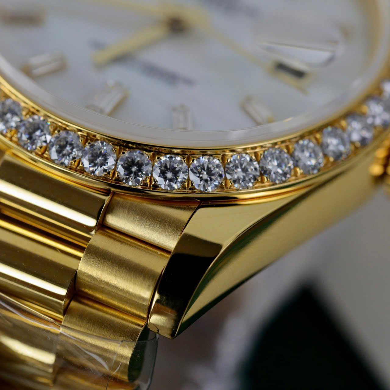 Rolex Day-Date 228348RBR-0046 MOP Baguette Moissanite Index Dial 18K Yellow Gold Wrapped Moissanite Bezel 1:1 Replica GMF V3 40mm - 图片 8