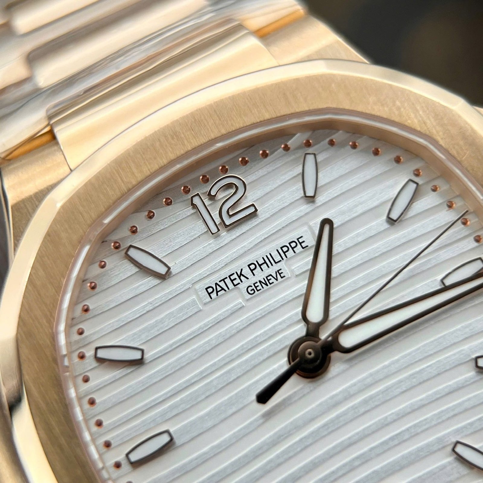 Patek Philippe Nautilus 7118/1R-001 White Dial 18K Rose Gold Wrapped Best Replica 35.2mm - 图片 5