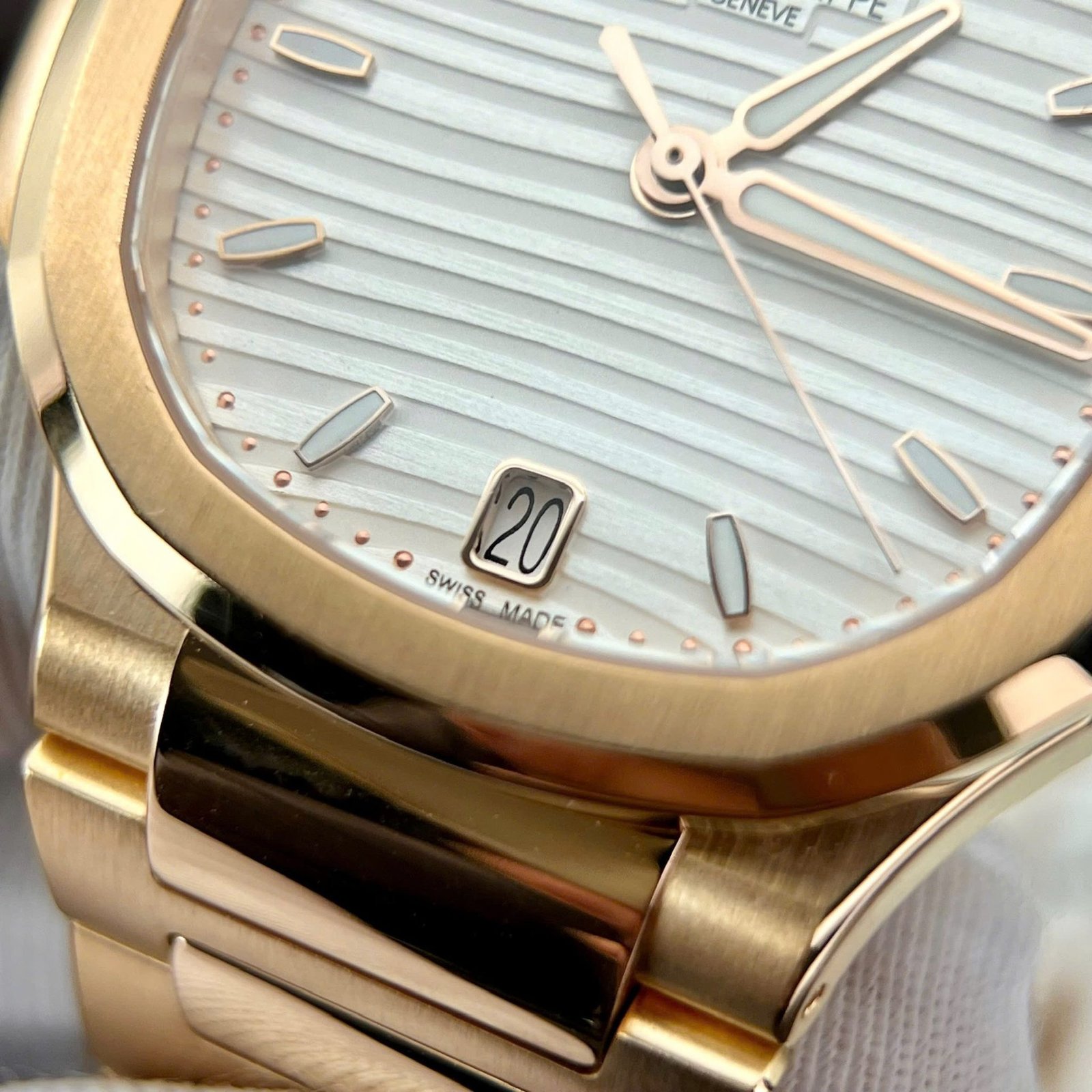 Patek Philippe Nautilus 7118/1R-001 White Dial 18K Rose Gold Wrapped Best Replica 35.2mm - 图片 6