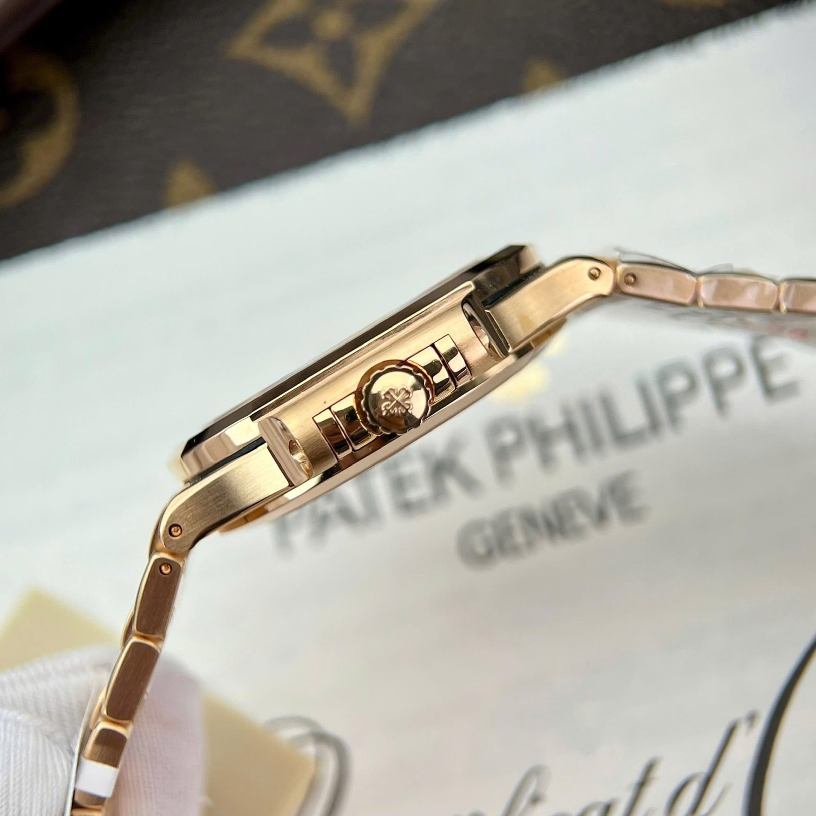 Patek Philippe Nautilus 7118/1R-001 White Dial 18K Rose Gold Wrapped Best Replica 35.2mm - 图片 7