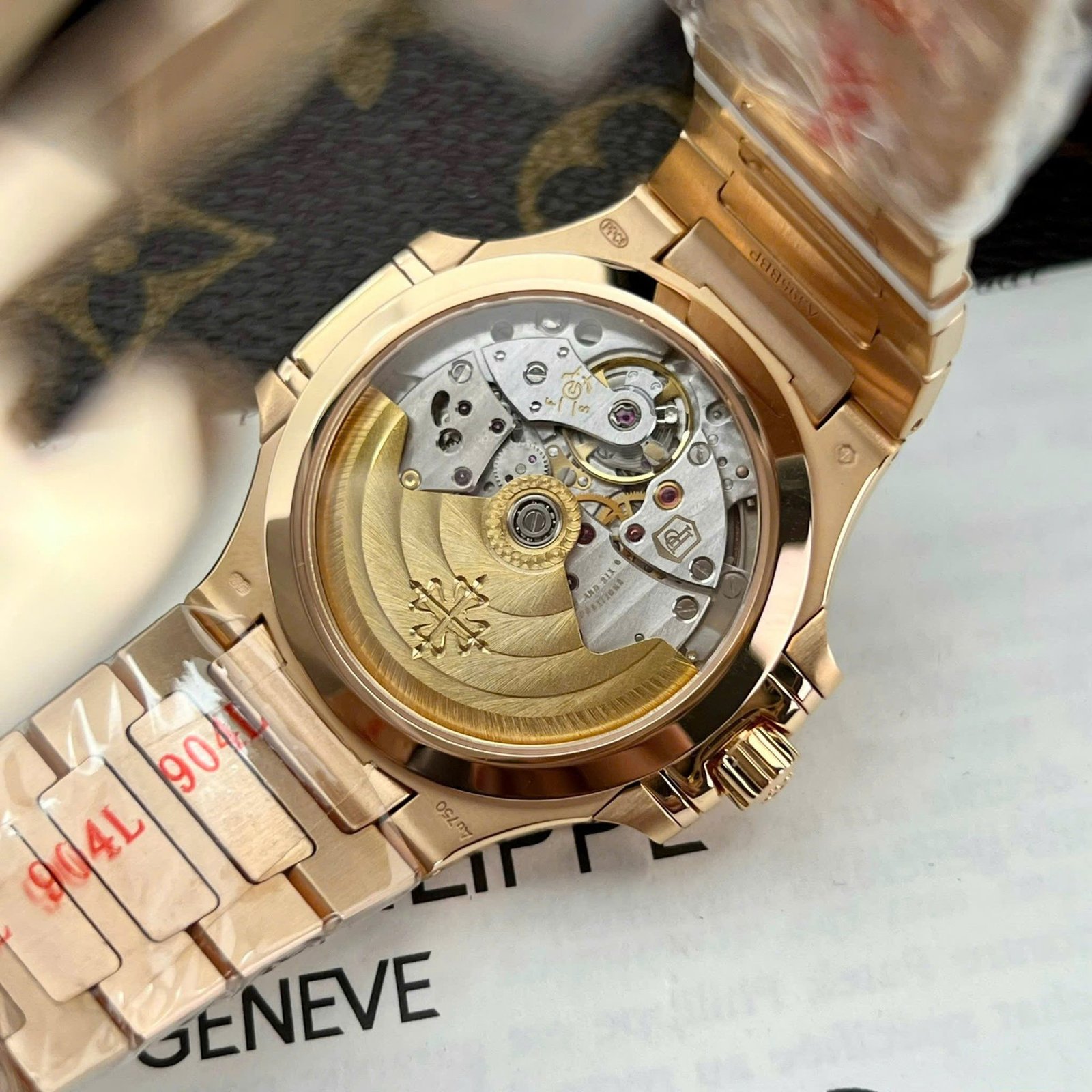Patek Philippe Nautilus 7118/1R-001 White Dial 18K Rose Gold Wrapped Best Replica 35.2mm - 图片 8