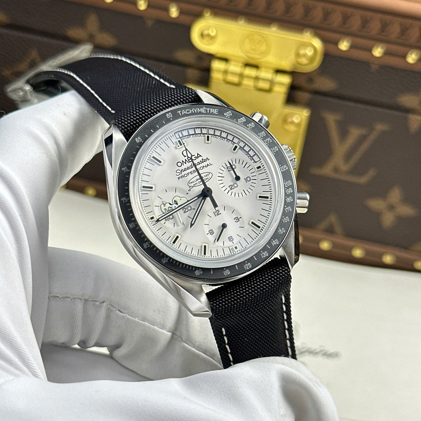 Omega Speedmaster Apollo 13 Silver Snoopy Award White Dial Textile Strap Replica 42mm - 图片 4