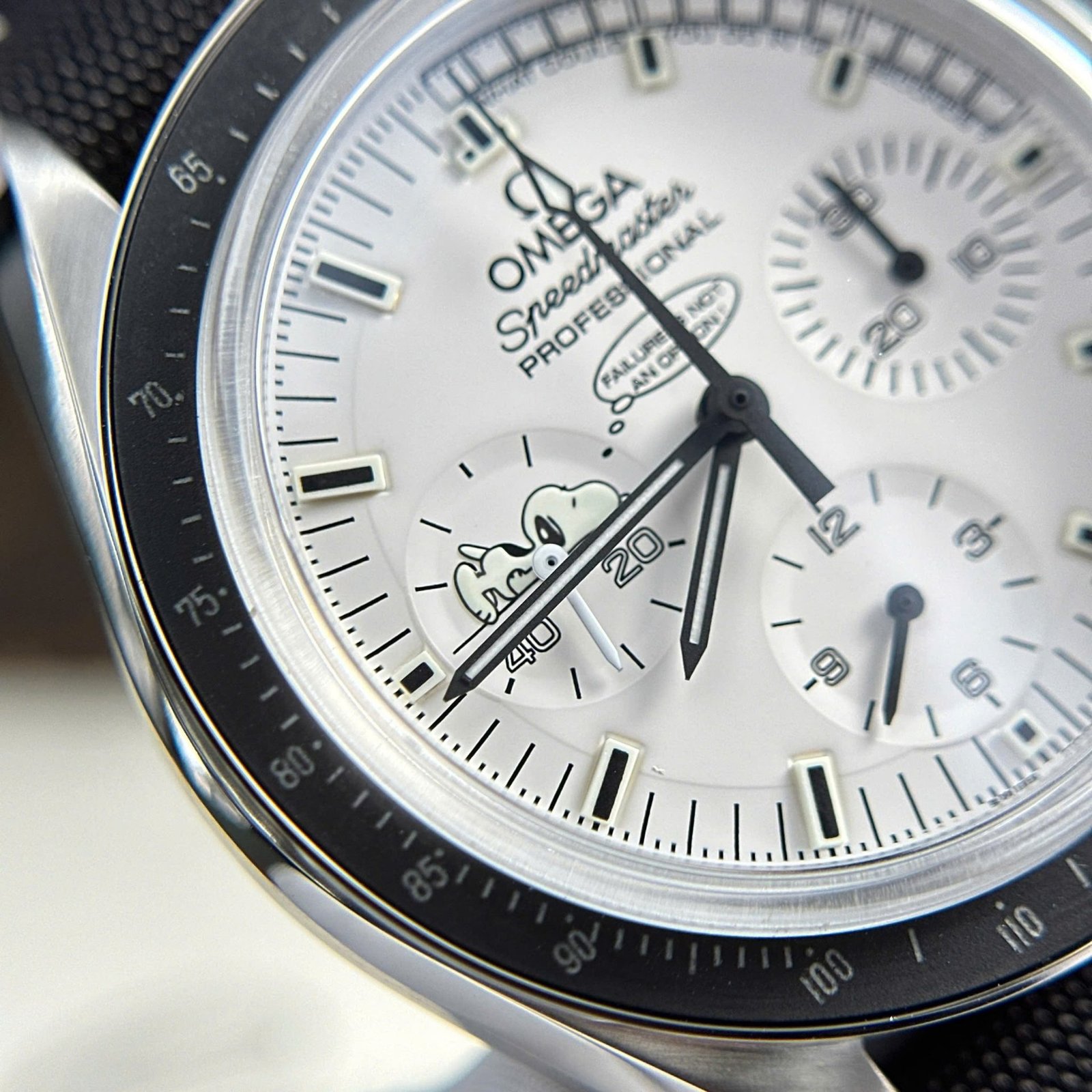 Omega Speedmaster Apollo 13 Silver Snoopy Award White Dial Textile Strap Replica 42mm - 图片 6