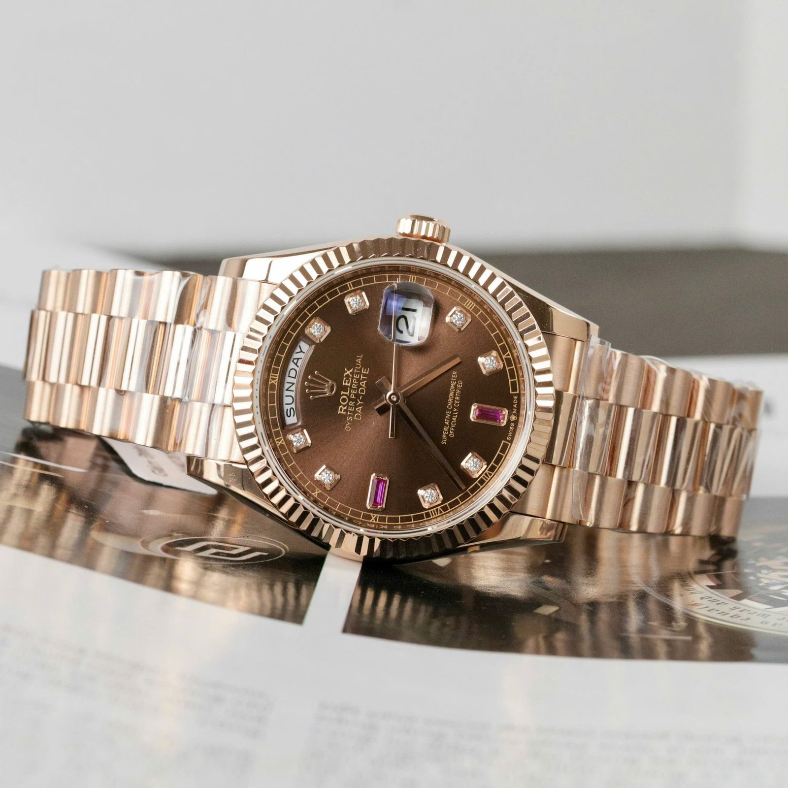 Rolex Day-Date 118235 Chocolate Diamond & Ruby Dial 18K Rose Gold Wrapped 1:1 Replica GMF 36mm - 图片 3