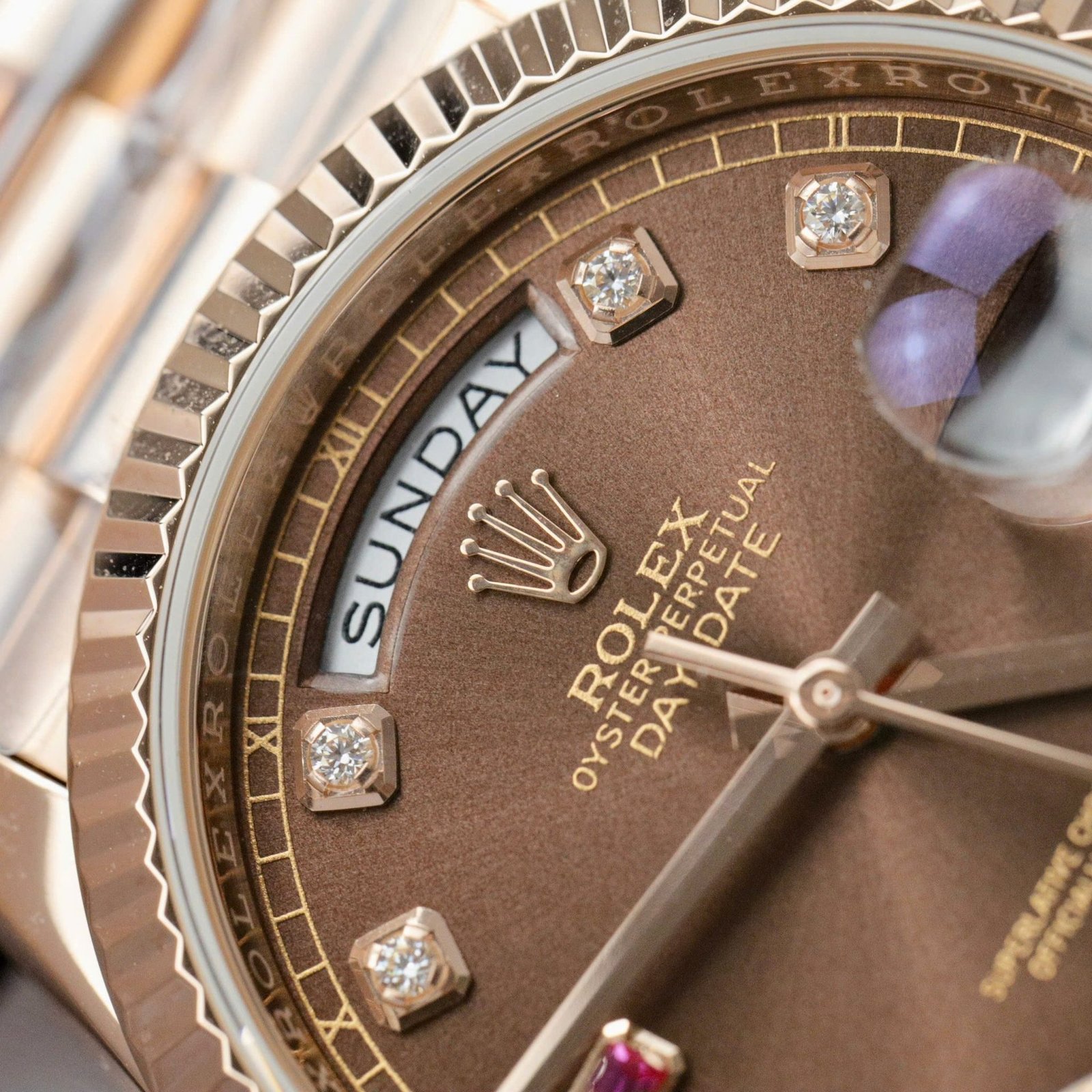 Rolex Day-Date 118235 Chocolate Diamond & Ruby Dial 18K Rose Gold Wrapped 1:1 Replica GMF 36mm - 图片 4