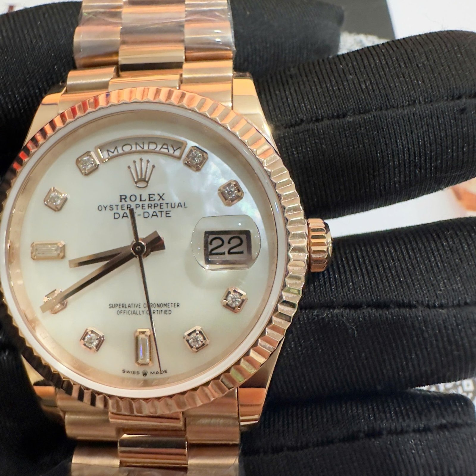 Rolex Day-Date 128235 18K Rose Gold Wrapped Custom Natural MOP Dial Moissanite Numerals Best Replica 36mm - 图片 7