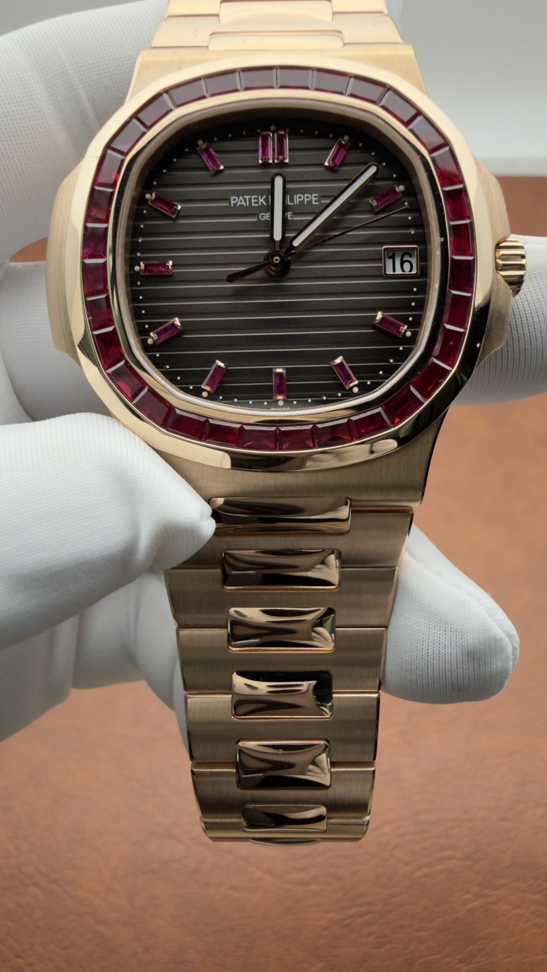 Patek Philippe Nautilus 5723/112R-001 18K Solid Gold Natural Ruby 40mm - 图片 4
