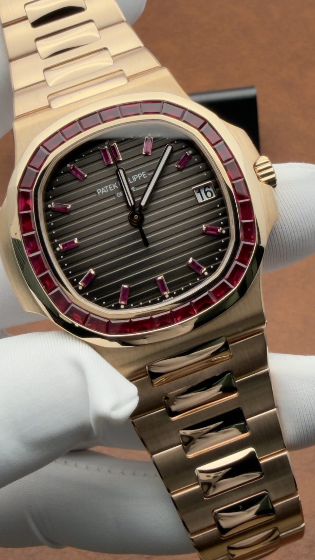 Patek Philippe Nautilus 5723/112R-001 18K Solid Gold Natural Ruby 40mm - 图片 5