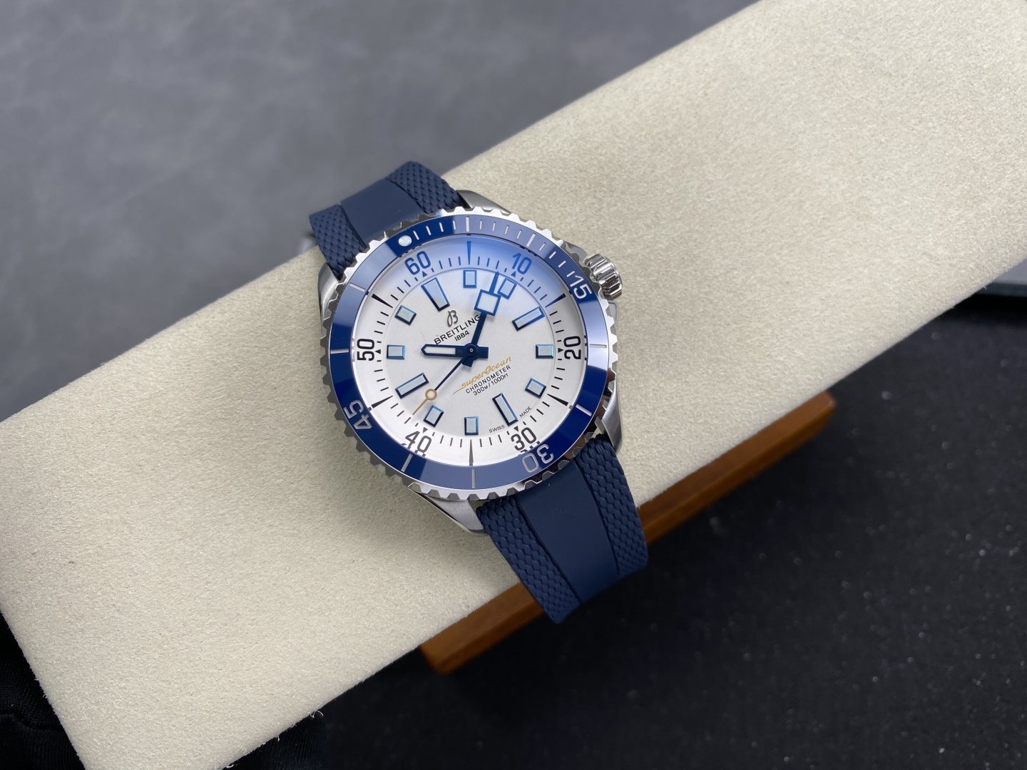 Breitling Superocean A17375E71G1S1 Silver Dial Blue Ceramic Bezel 1:1 Best Replica 42mm