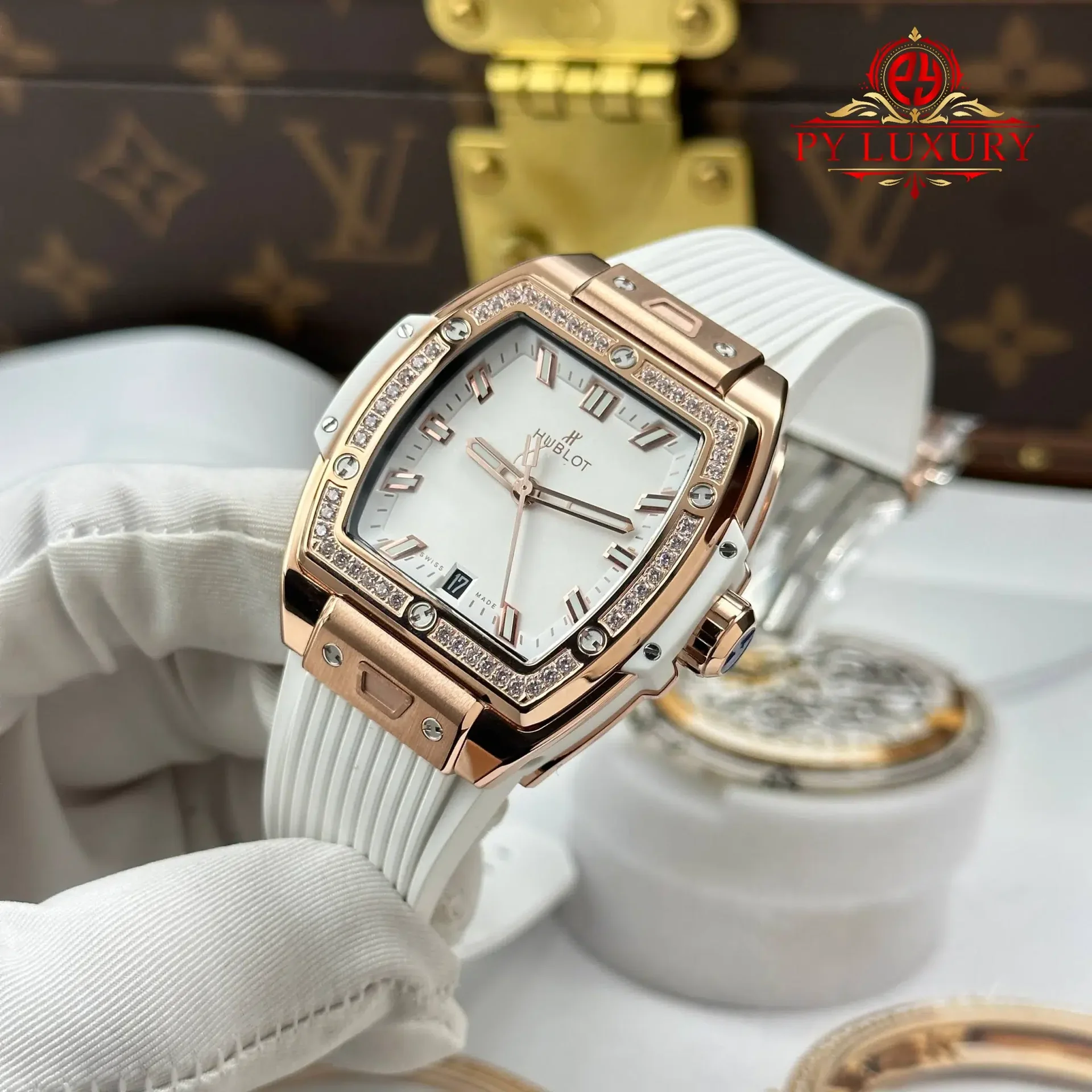 Hublot Spirit of Big Bang King Gold White Diamonds Rubber Strap Replica 39mm - 图片 3