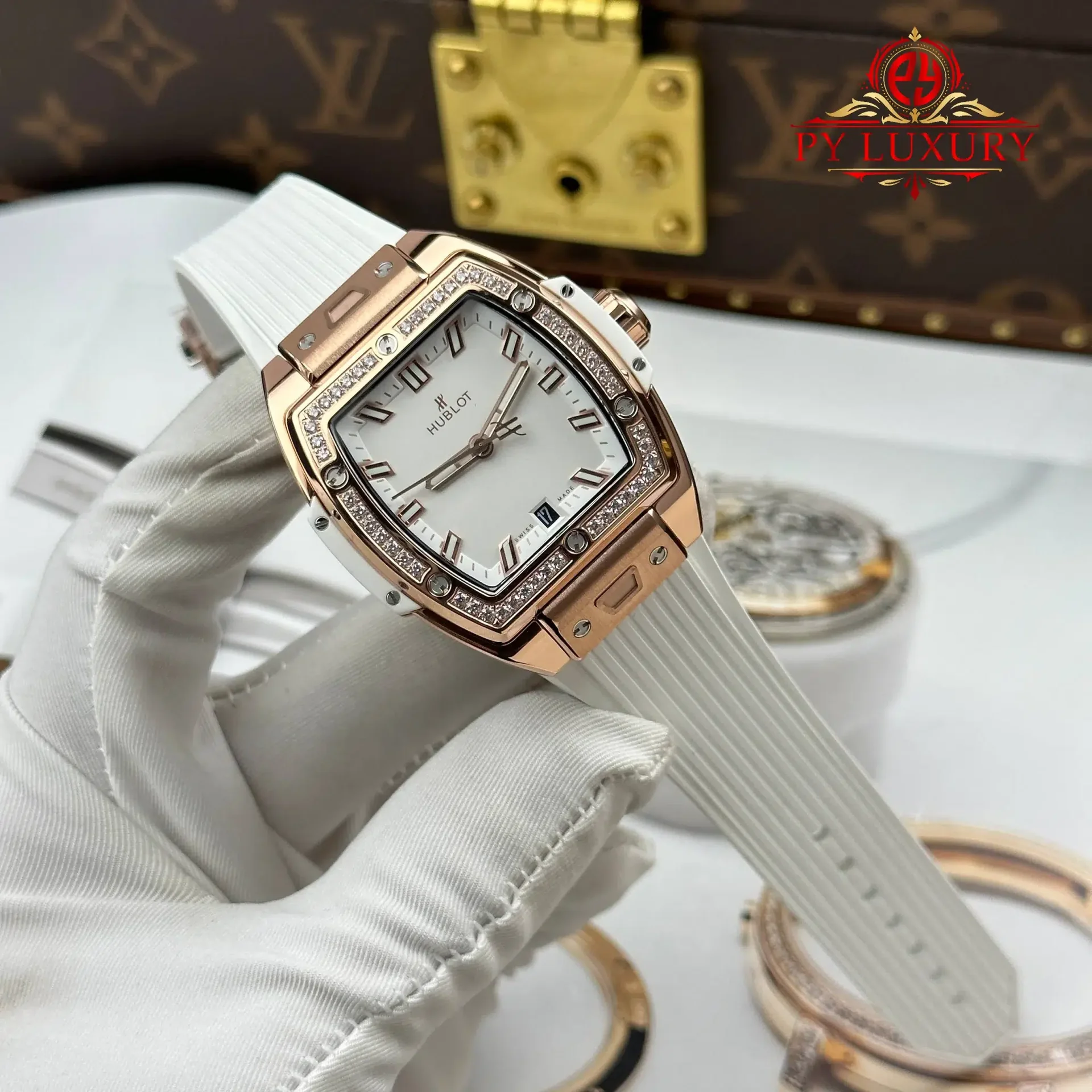 Hublot Spirit of Big Bang King Gold White Diamonds Rubber Strap Replica 39mm - 图片 4