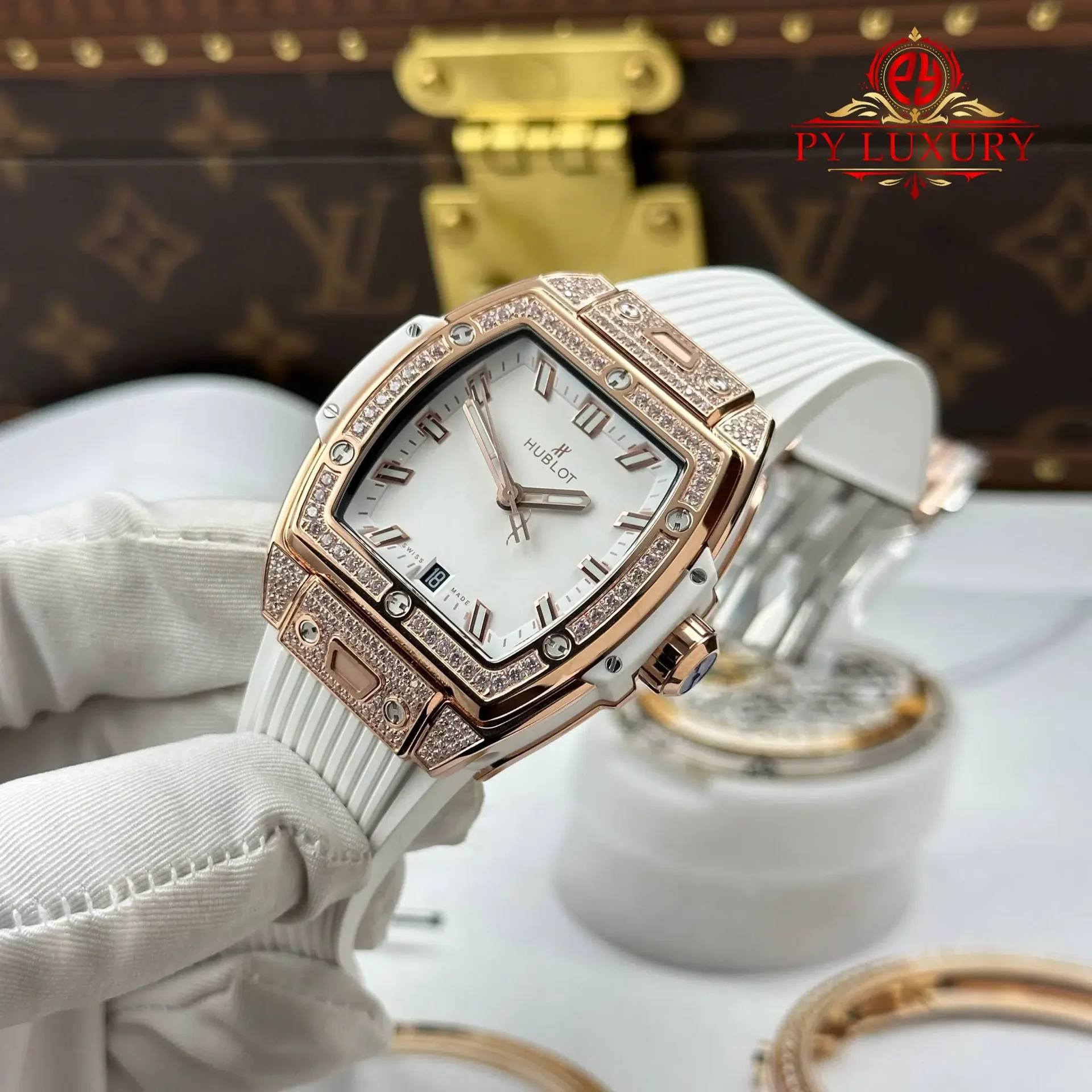 Hublot Spirit of Big Bang King Gold White Pavé Rubber Strap Replica 39mm - 图片 4