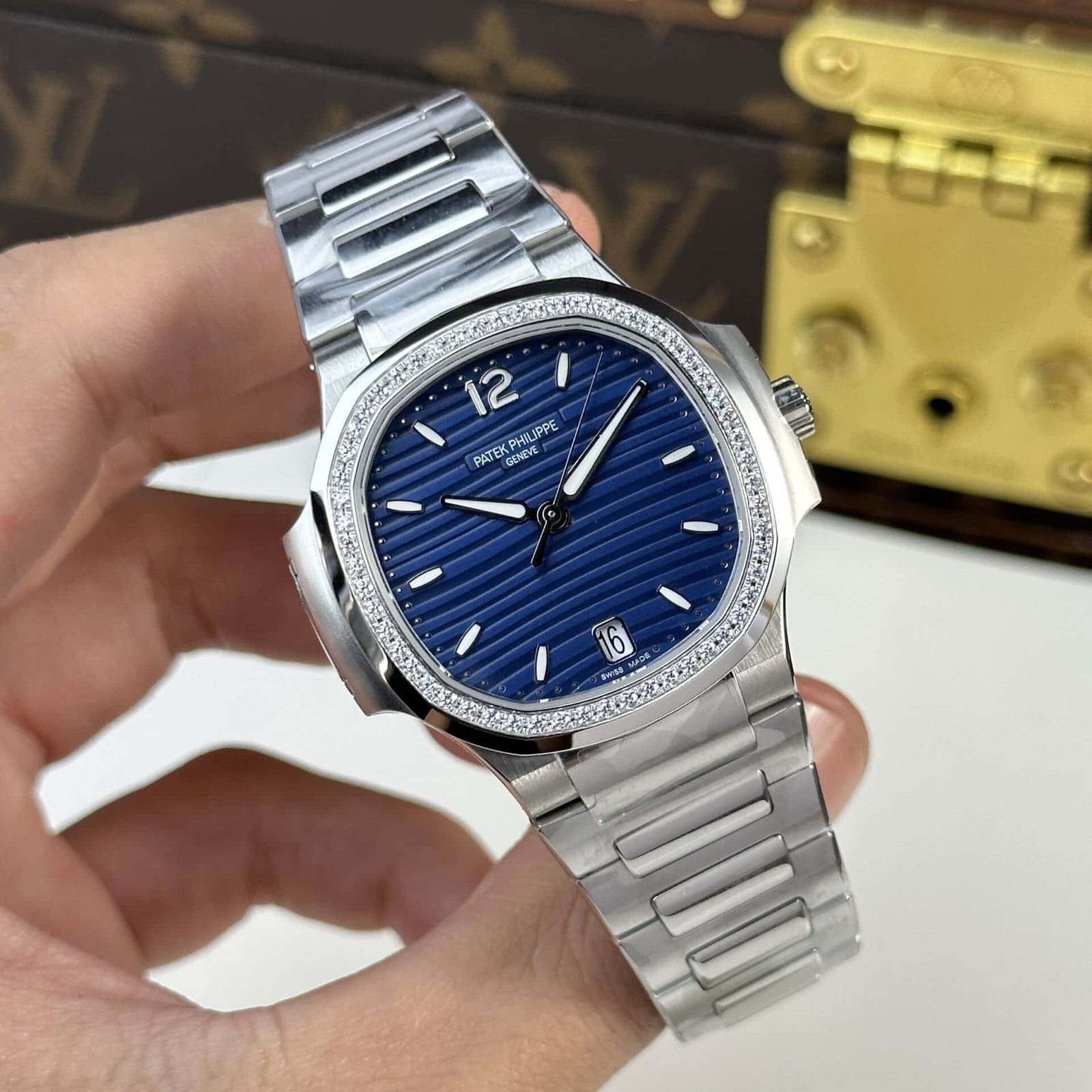 Patek Philippe Nautilus 7118/1200A-001 Blue Dial Diamond Bezel Best Replica 35.2mm - 图片 2