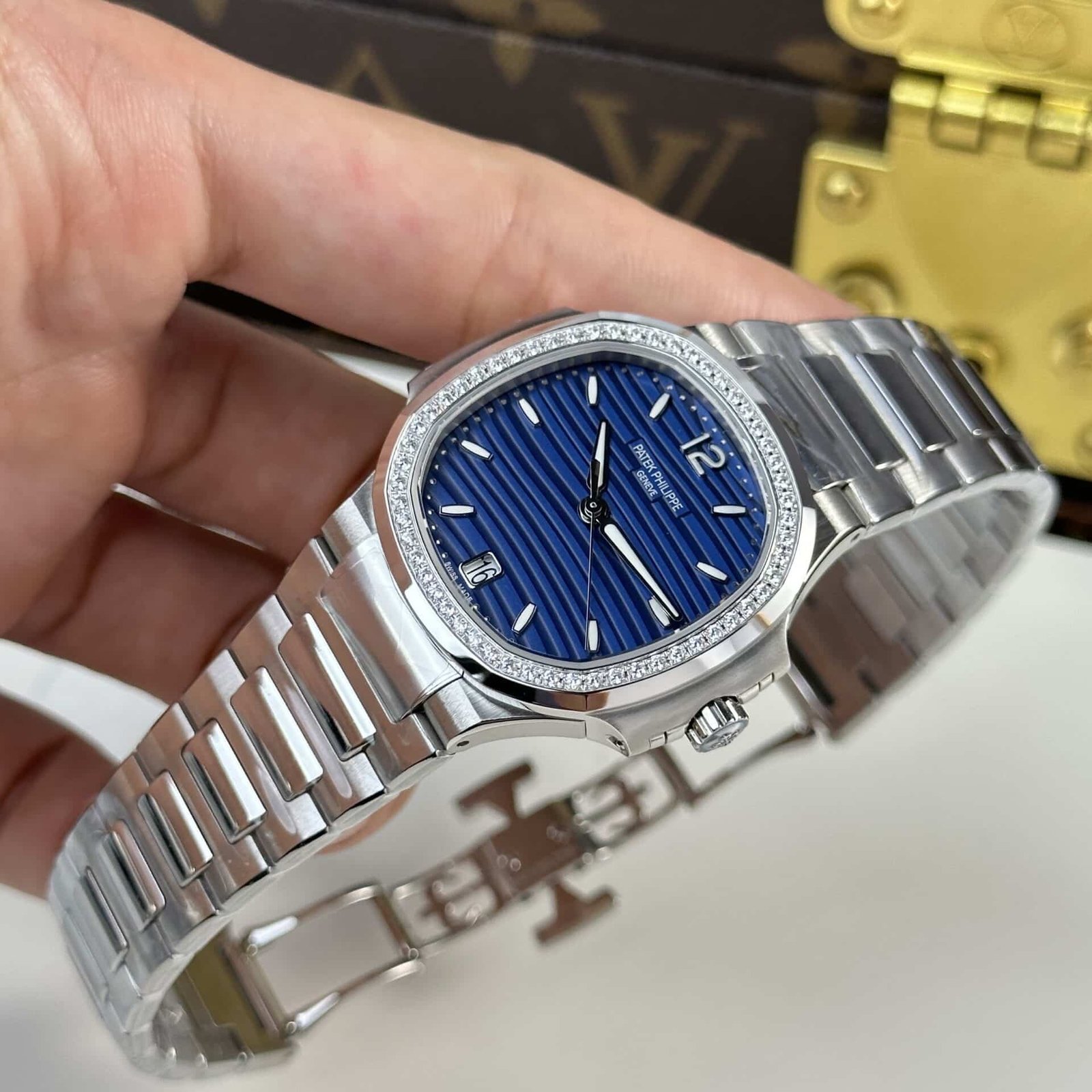 Patek Philippe Nautilus 7118/1200A-001 Blue Dial Diamond Bezel Best Replica 35.2mm - 图片 3