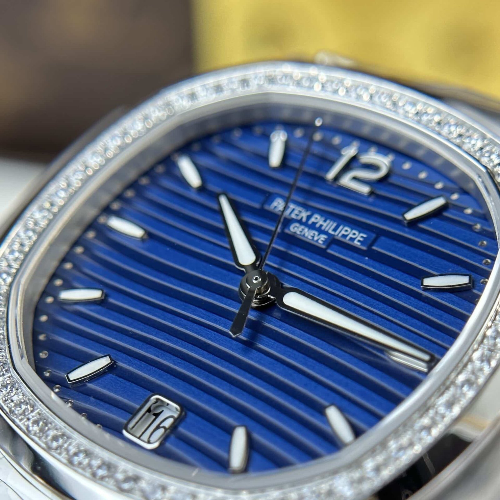 Patek Philippe Nautilus 7118/1200A-001 Blue Dial Diamond Bezel Best Replica 35.2mm - 图片 5