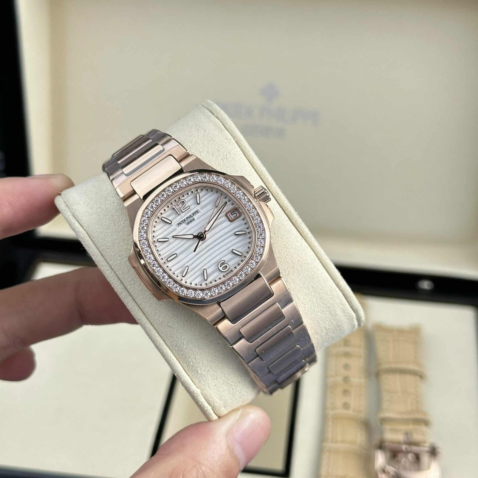 Patek Philippe Nautilus 7010/1R Rose Gold White Dial Diamond Bezel Lady Watch Best Replica 32mm - 图片 2
