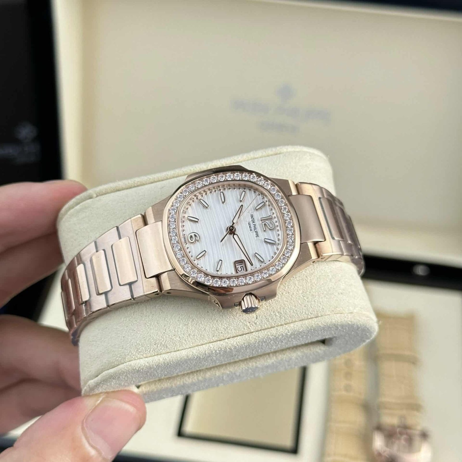 Patek Philippe Nautilus 7010/1R Rose Gold White Dial Diamond Bezel Lady Watch Best Replica 32mm - 图片 3
