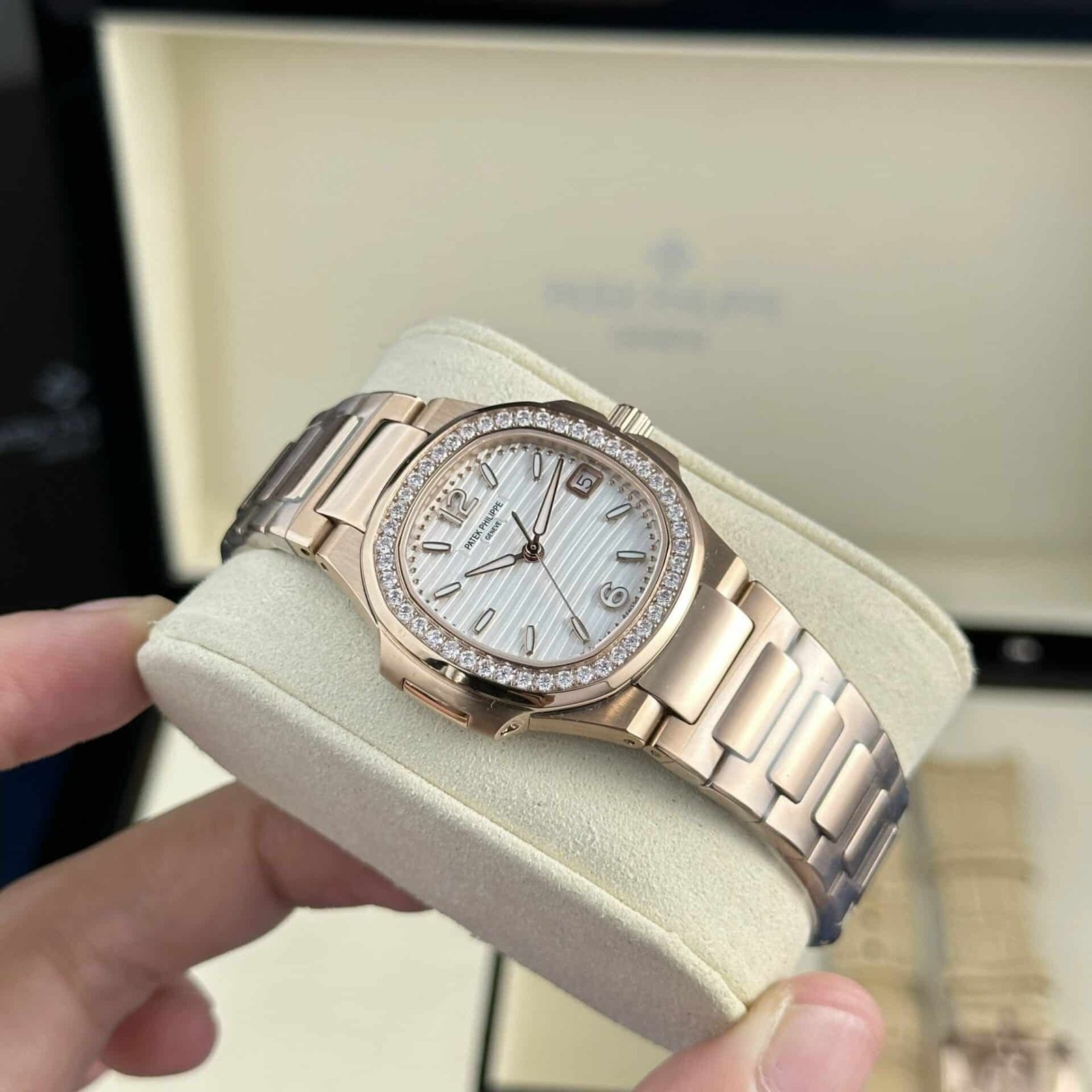 Patek Philippe Nautilus 7010/1R Rose Gold White Dial Diamond Bezel Lady Watch Best Replica 32mm - 图片 4