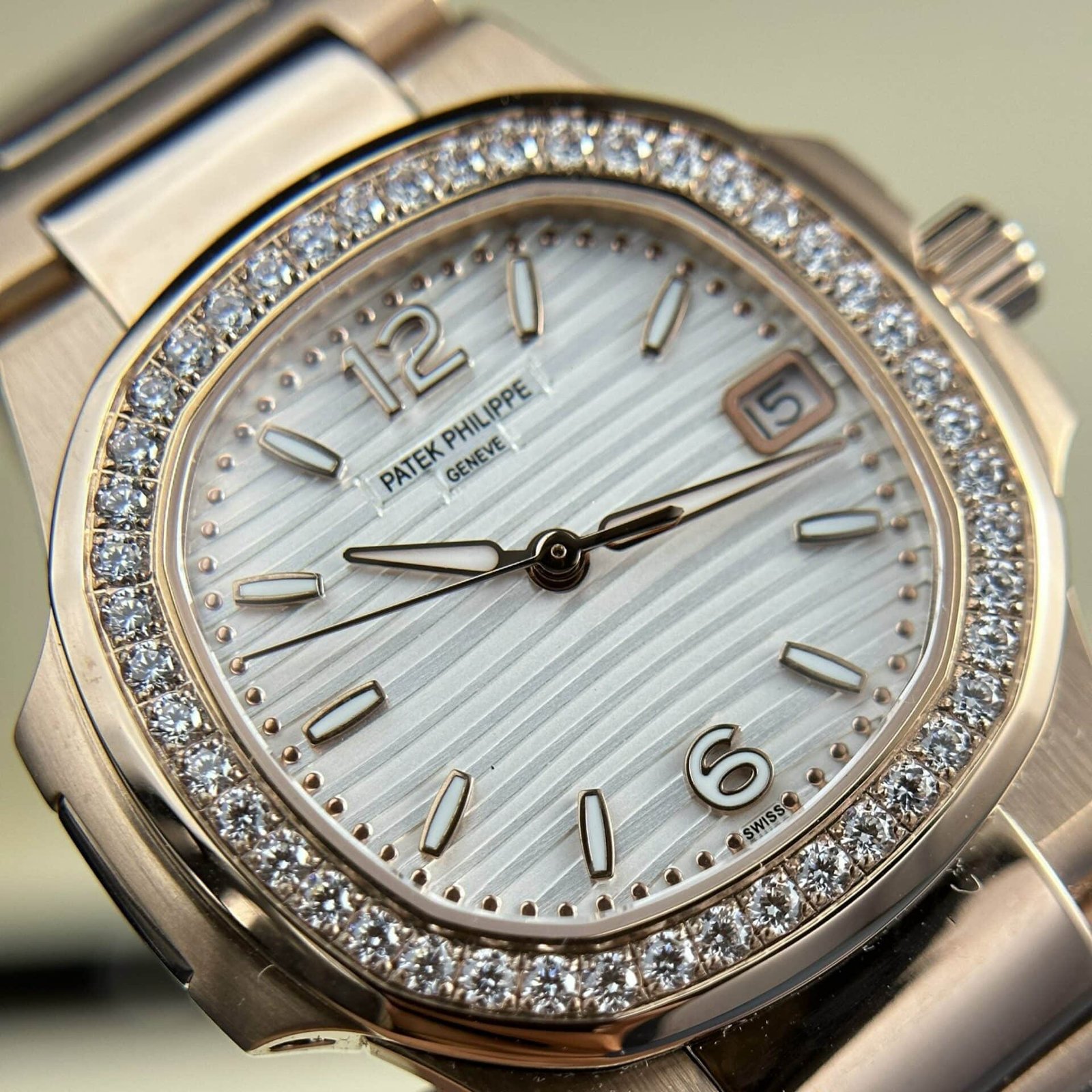 Patek Philippe Nautilus 7010/1R Rose Gold White Dial Diamond Bezel Lady Watch Best Replica 32mm - 图片 5