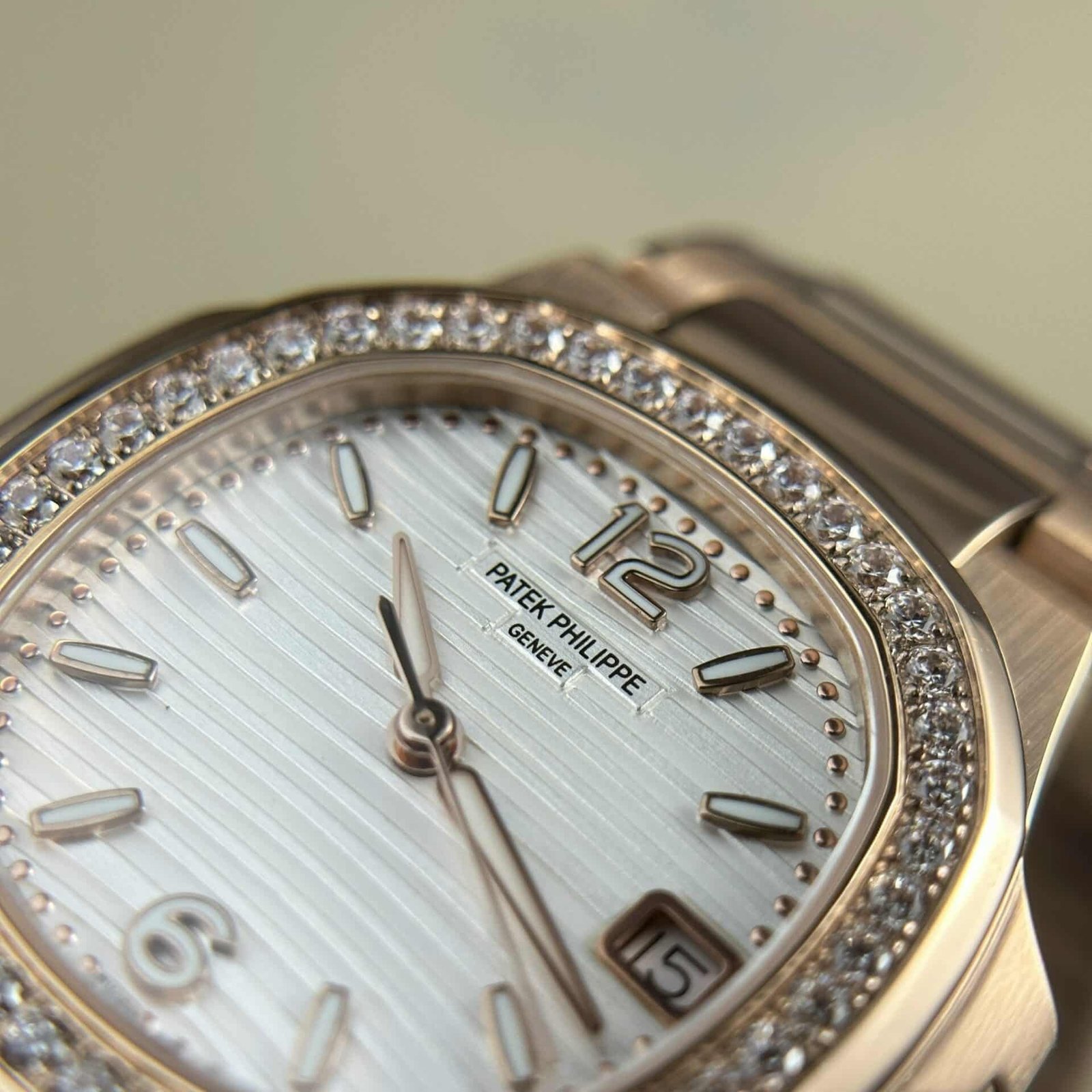 Patek Philippe Nautilus 7010/1R Rose Gold White Dial Diamond Bezel Lady Watch Best Replica 32mm - 图片 6