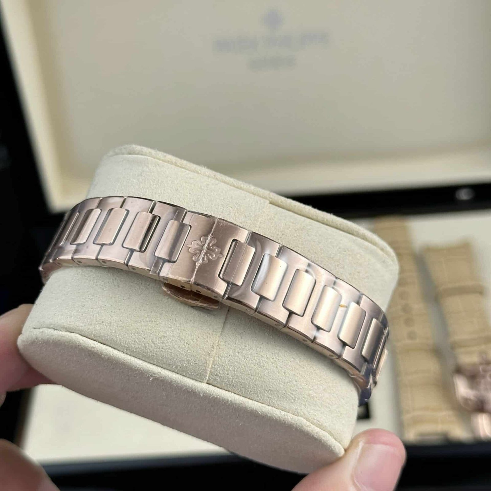 Patek Philippe Nautilus 7010/1R Rose Gold White Dial Diamond Bezel Lady Watch Best Replica 32mm - 图片 9