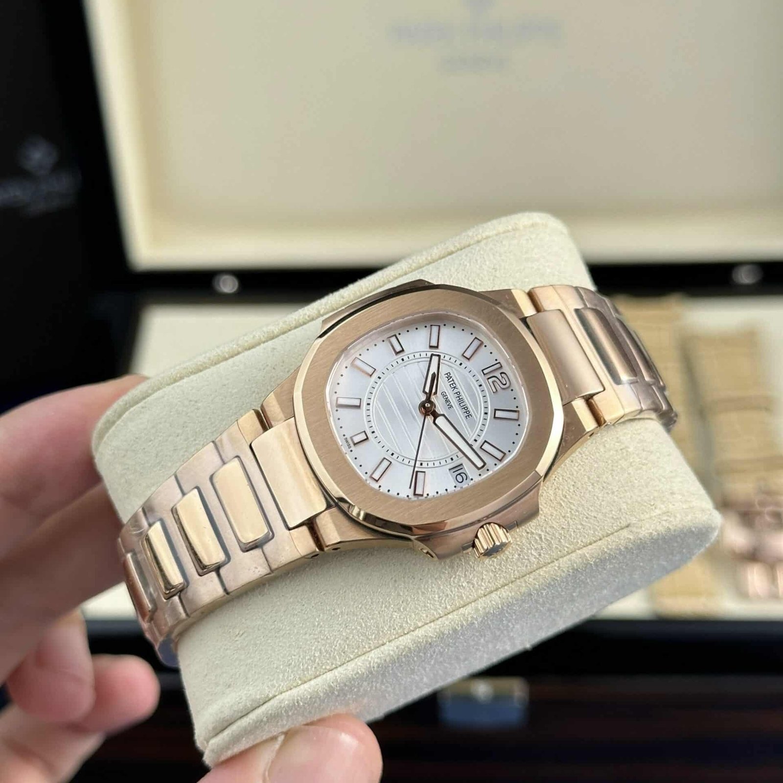 Patek Philippe Nautilus 7010/1R Rose Gold White Dial Lady Watch Quartz Best Replica 32mm - 图片 3