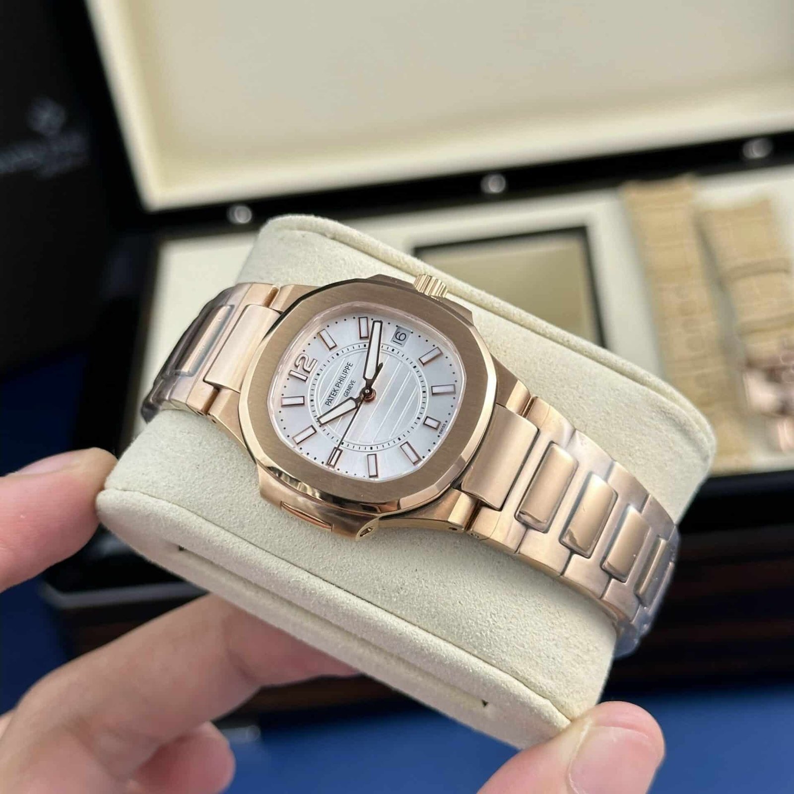Patek Philippe Nautilus 7010/1R Rose Gold White Dial Lady Watch Quartz Best Replica 32mm - 图片 4