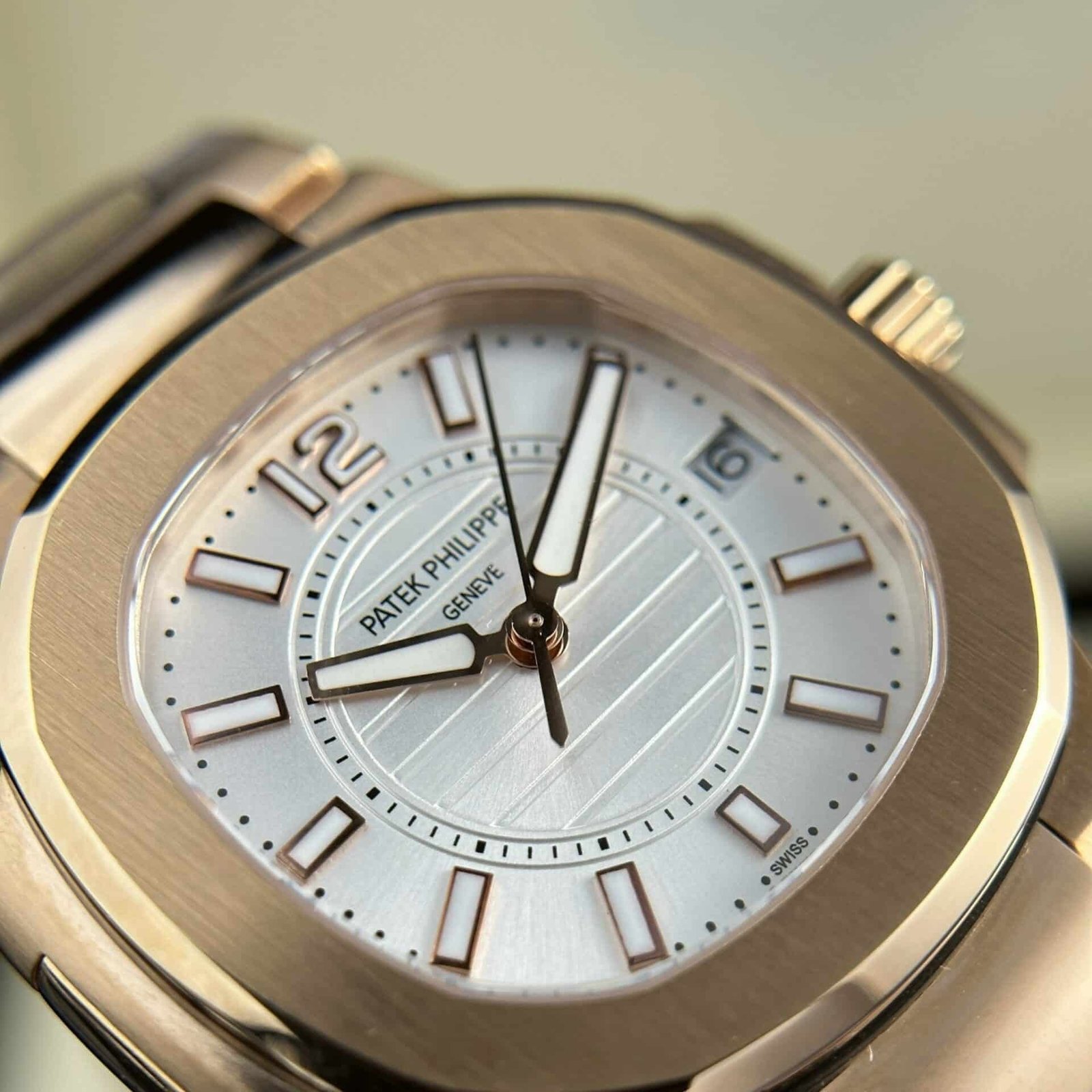 Patek Philippe Nautilus 7010/1R Rose Gold White Dial Lady Watch Quartz Best Replica 32mm - 图片 5