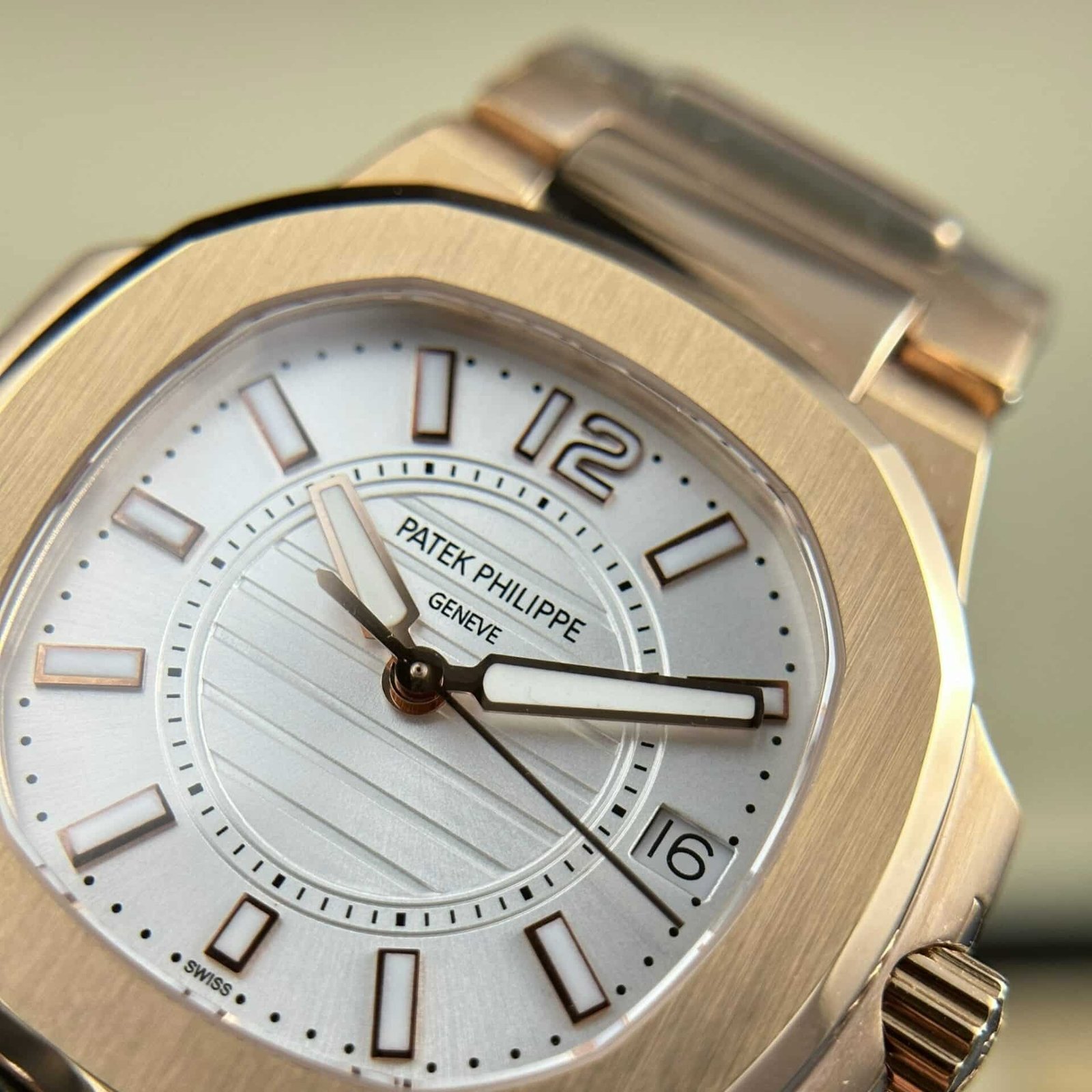 Patek Philippe Nautilus 7010/1R Rose Gold White Dial Lady Watch Quartz Best Replica 32mm - 图片 6