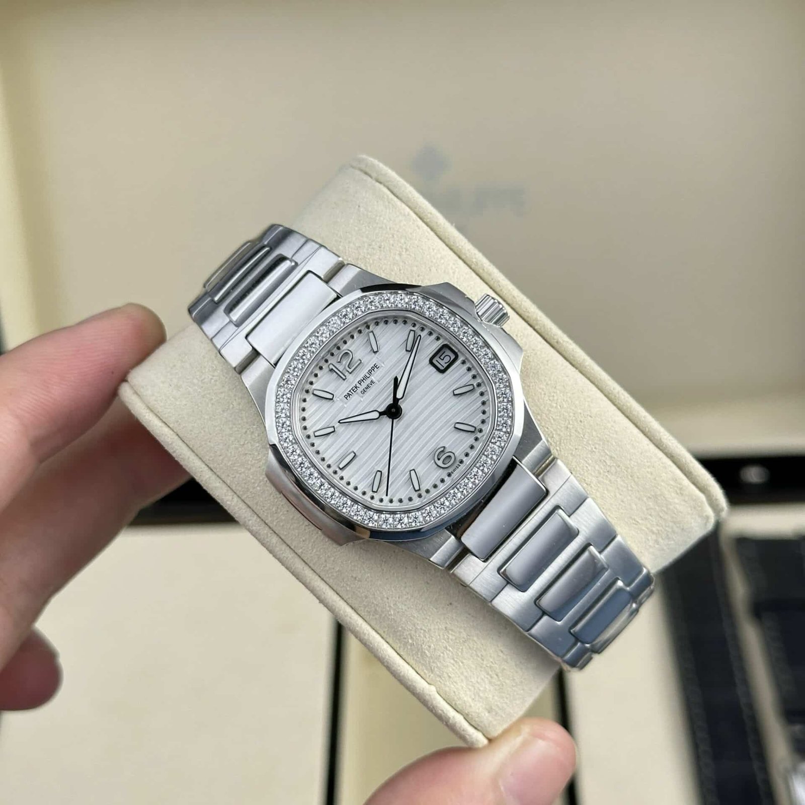 Patek Philippe Nautilus 7010/1G-011 White Dial Diamond Bezel Swiss Quartz Best Replica 32mm - 图片 2