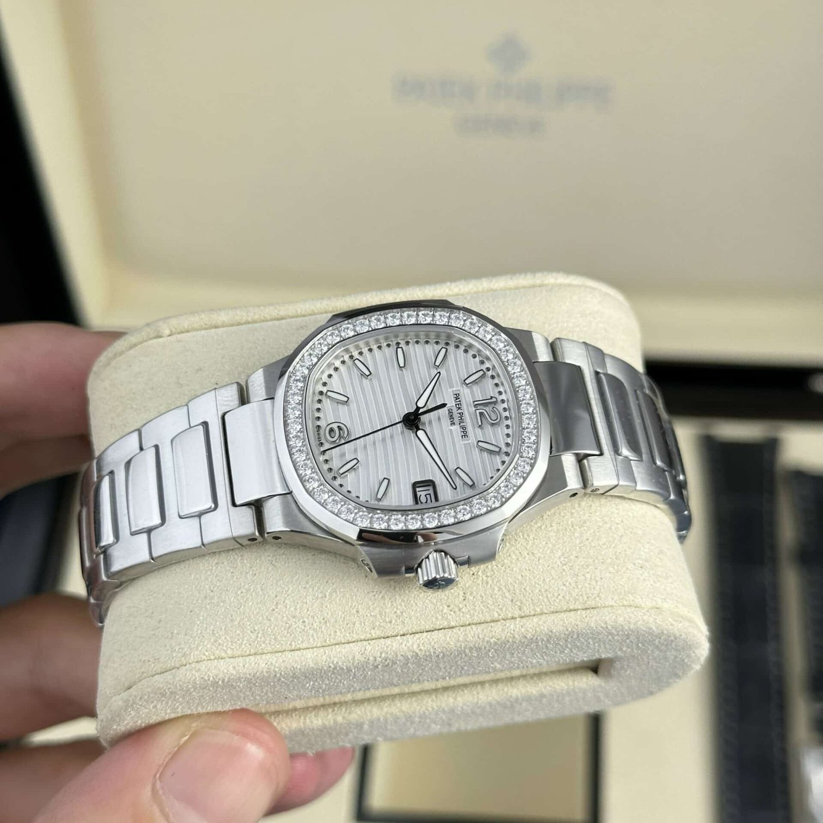 Patek Philippe Nautilus 7010/1G-011 White Dial Diamond Bezel Swiss Quartz Best Replica 32mm - 图片 3