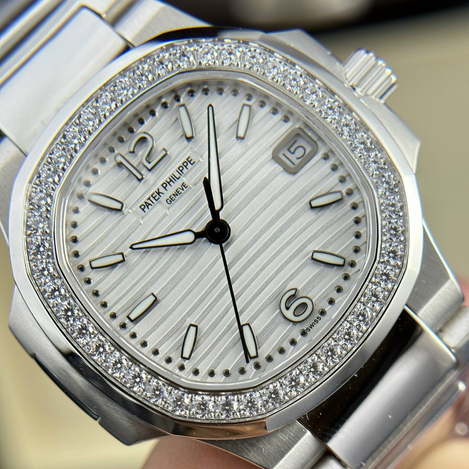 Patek Philippe Nautilus 7010/1G-011 White Dial Diamond Bezel Swiss Quartz Best Replica 32mm - 图片 4